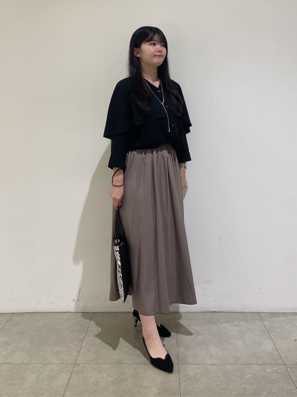 emikaさんの「INDIVI｜【羽織りとしても活躍！】ケープカラーブラウス」を使ったコーディネート