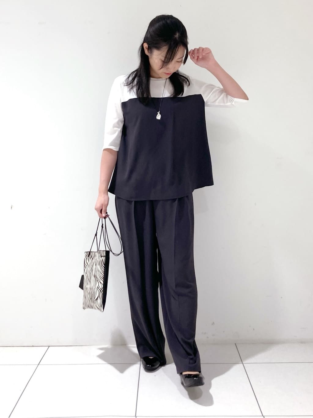 momokoさんの「INDIVI｜【セットアップ可能】ビスチェレイヤード風トップス」を使ったコーディネート