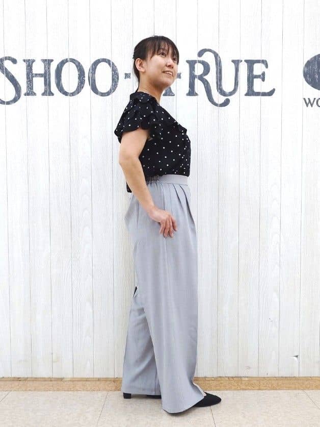 とろろさんの「SHOO･LA･RUE｜【無地/ドット柄】お袖フリルが華やぐ きれいめブラウス」を使ったコーディネート