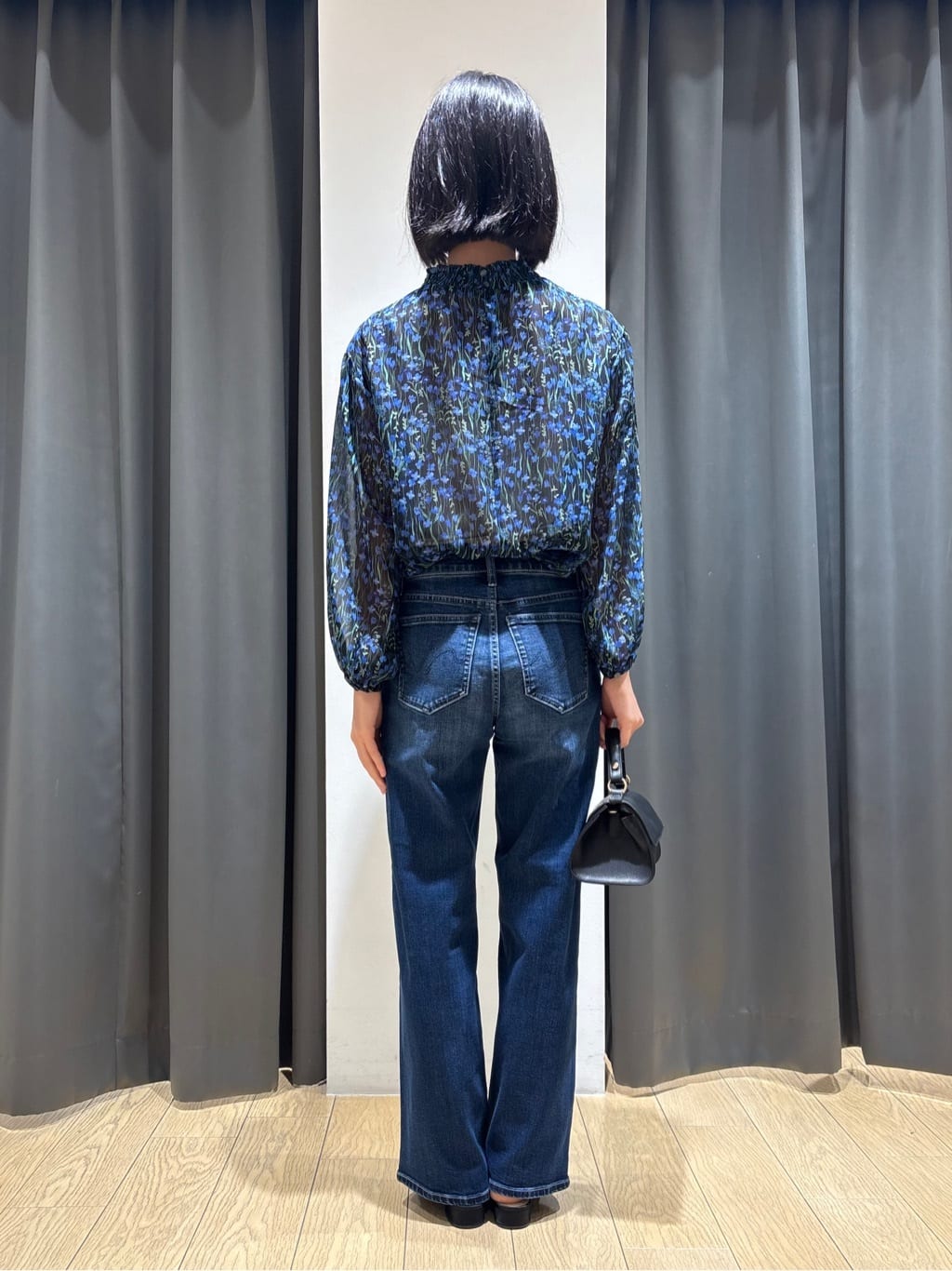 Yoshimiさんの「INDIVI｜【秋映え柄/セットアップ可能】フラワーシフォンブラウス」を使ったコーディネート