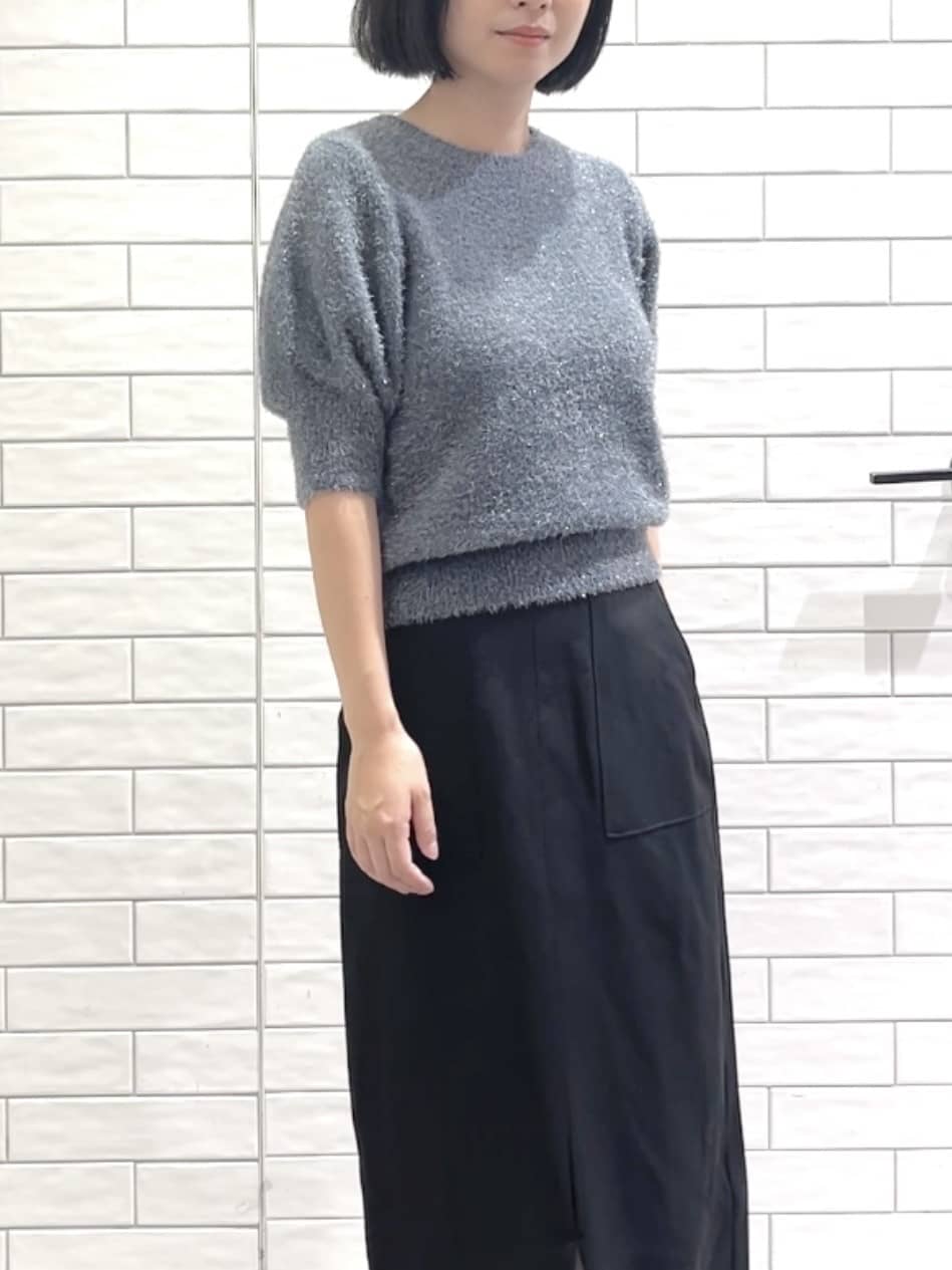 しおりさんの「OPAQUE.CLIP｜キラキラボリュームスリーブニット【洗濯機洗い可】」を使ったコーディネート