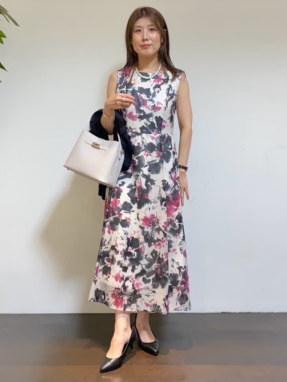 tomoさんの「UNTITLED｜【シアー/エレガント/花柄/夏ワンピ】ペイントフラワーワンピース」を使ったコーディネート