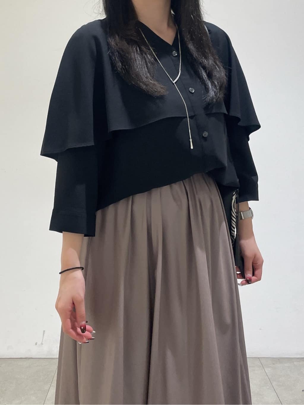 emikaさんの「INDIVI｜【羽織りとしても活躍！】ケープカラーブラウス」を使ったコーディネート