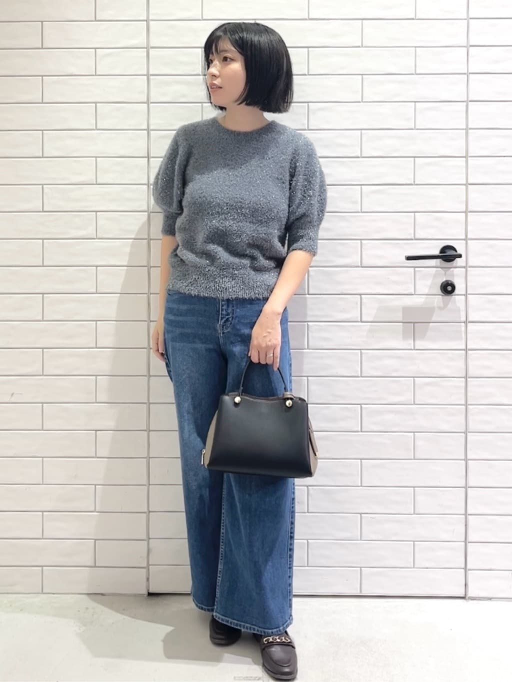 しおりさんの「OPAQUE.CLIP｜キラキラボリュームスリーブニット【洗濯機洗い可】」を使ったコーディネート