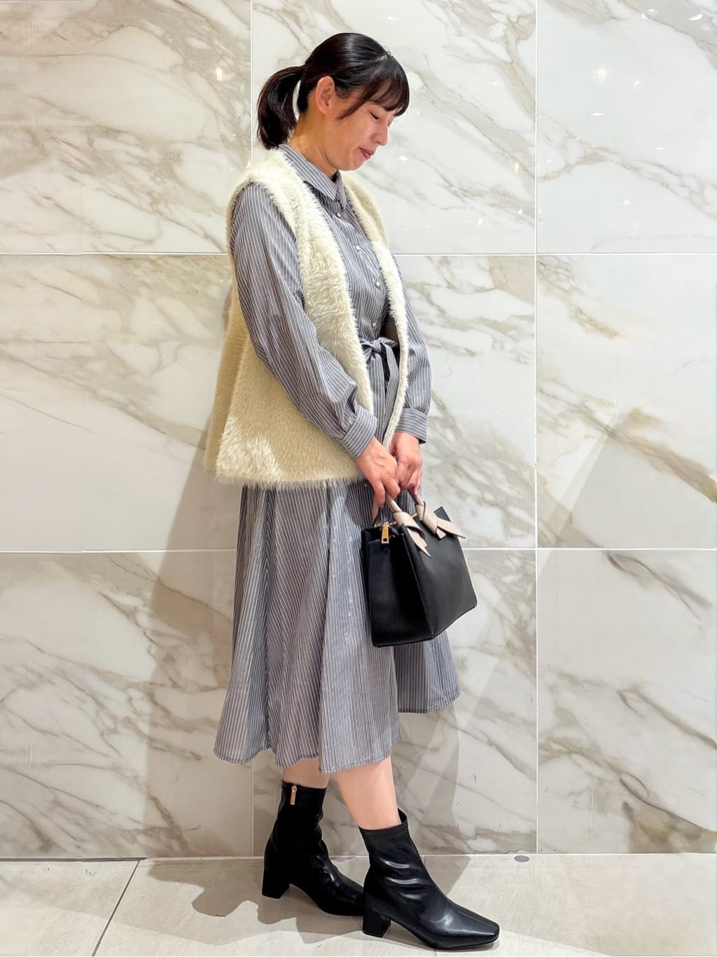 マキさんの「index｜《andGIRL掲載》フェザーペプラムジレ【洗濯機OK／抗ピル】」を使ったコーディネート