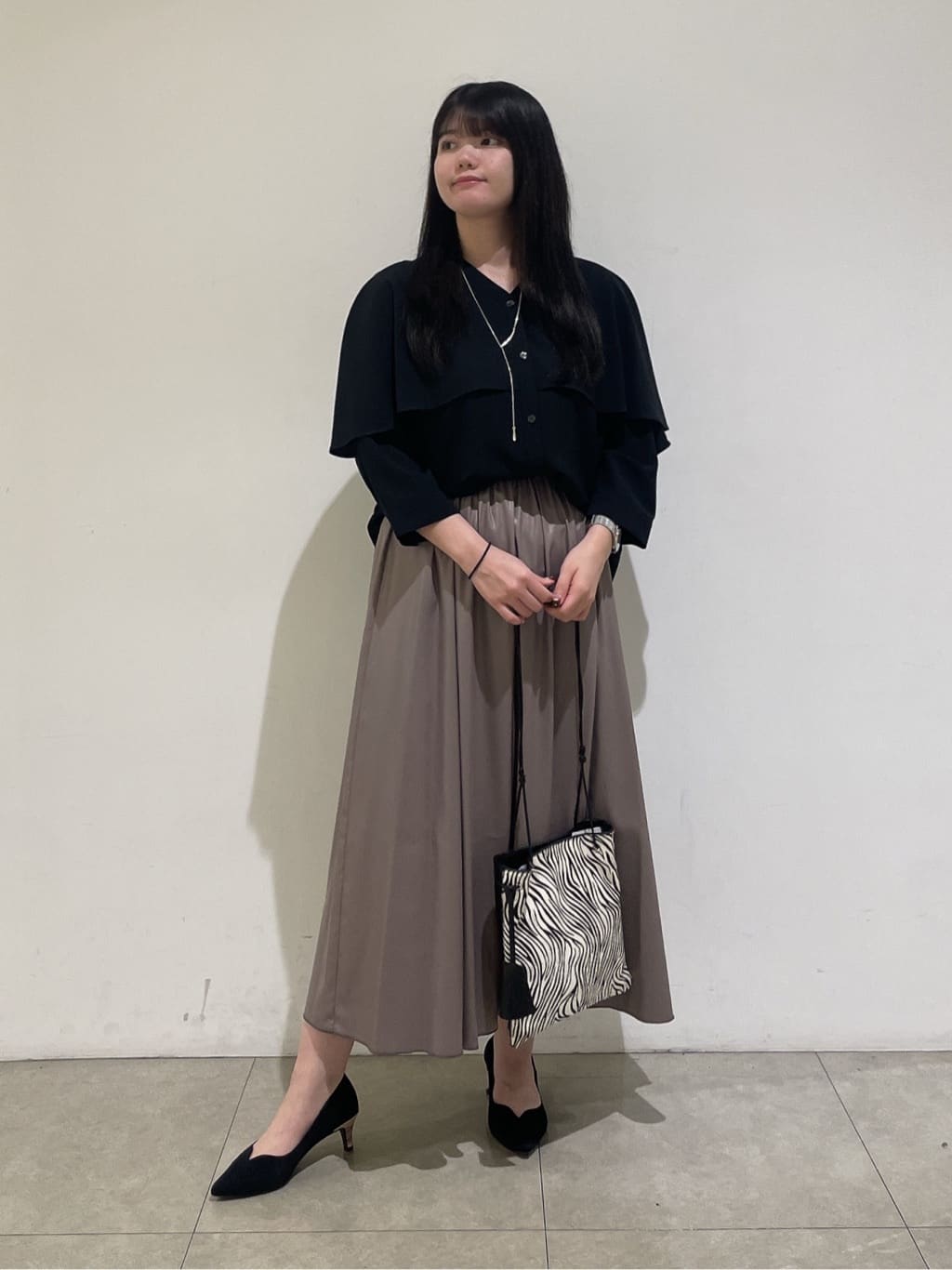 emikaさんの「INDIVI｜【羽織りとしても活躍！】ケープカラーブラウス」を使ったコーディネート