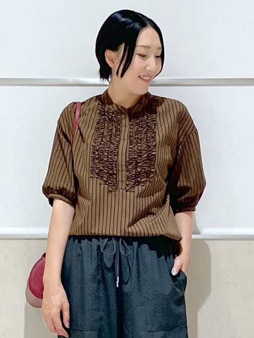 eriko さんの「Dessin｜【洗える】フリルバンドカラー五分袖ブラウス」を使ったコーディネート