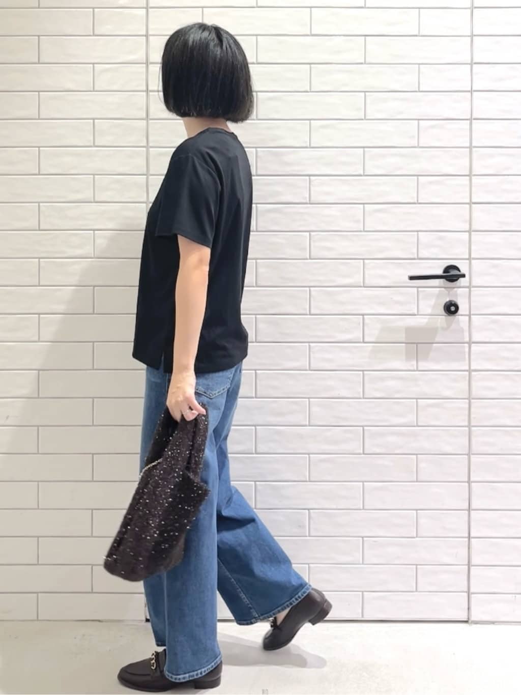 しおりさんの「OPAQUE.CLIP｜メタリック刺繍ロゴTシャツ【接触冷感／洗濯機洗い可】」を使ったコーディネート