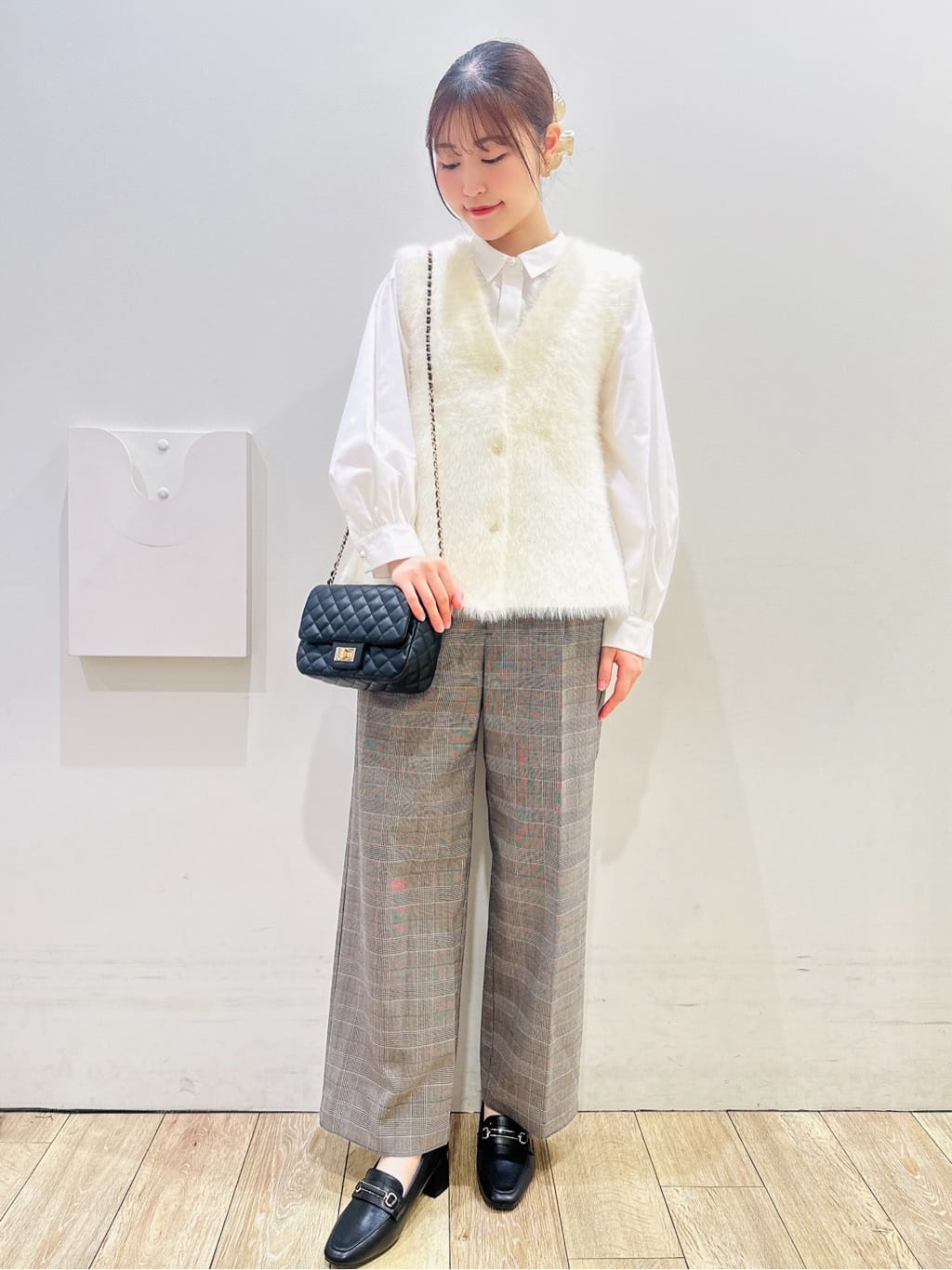 MOMOさんの「index｜《andGIRL掲載》フェザーペプラムジレ【洗濯機OK／抗ピル】」を使ったコーディネート