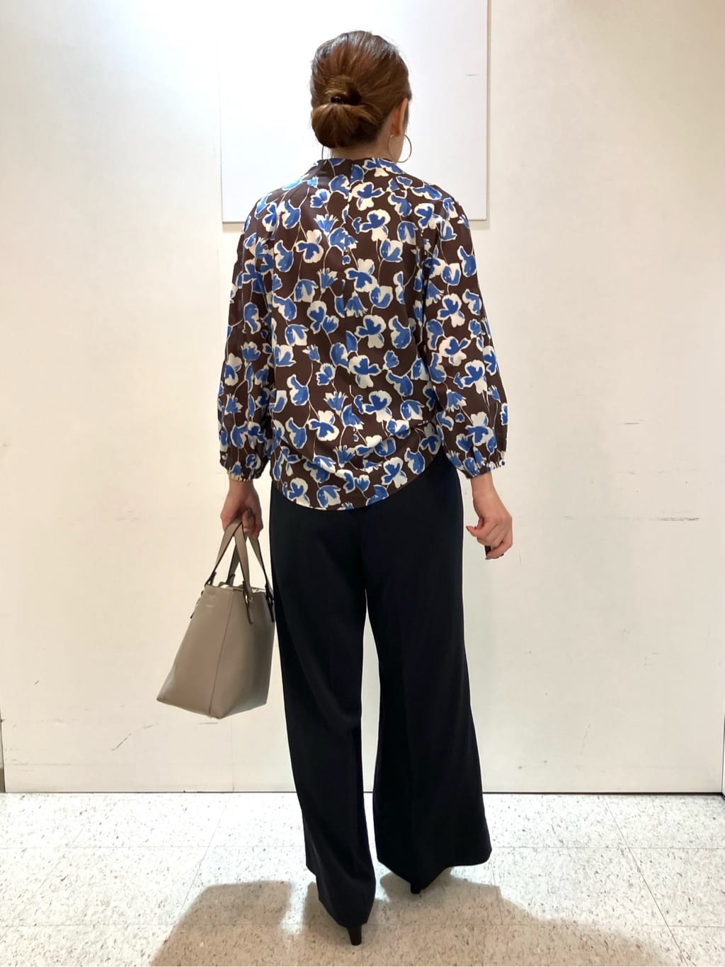 kozuさんの「Reflect｜【ジャケットのインナーにおすすめ◎】花柄タックデザインブブラウス」を使ったコーディネート