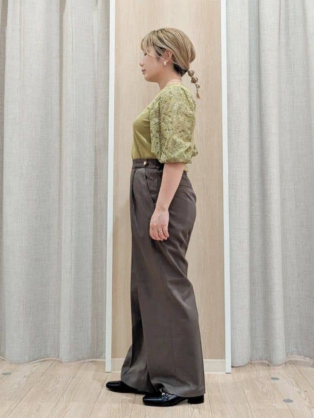 minさんの「grove｜【二の腕カバー】繊細さと上品さをまとう袖刺繍プルオーバーニット」を使ったコーディネート