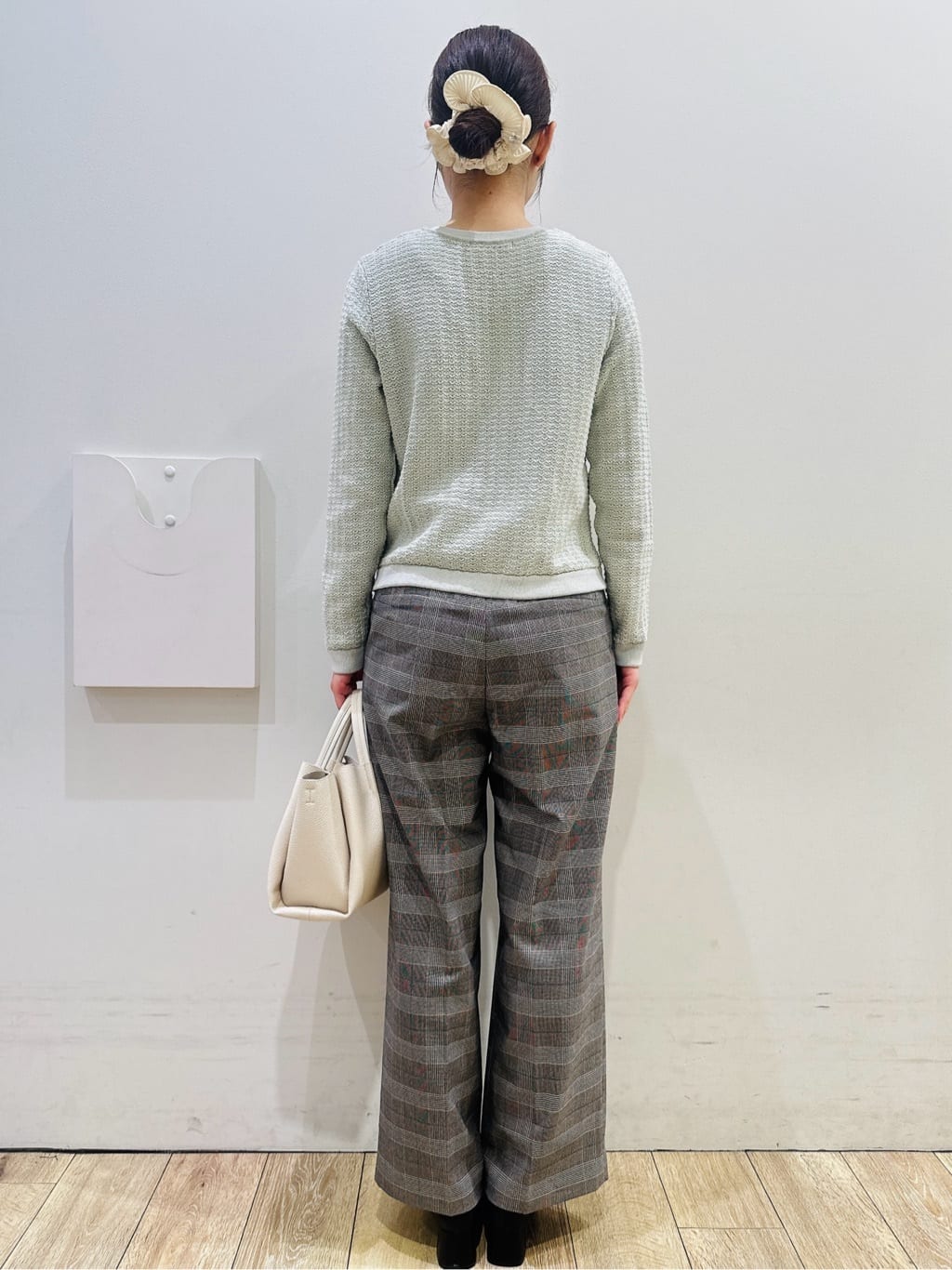 MOMOさんの「index｜ロゴ刺繍クルーカーディガン【洗濯機洗い可】」を使ったコーディネート
