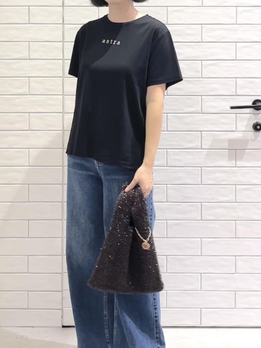 しおりさんの「OPAQUE.CLIP｜メタリック刺繍ロゴTシャツ【接触冷感／洗濯機洗い可】」を使ったコーディネート