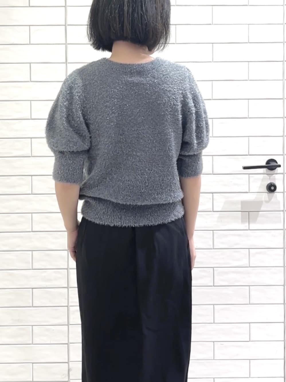 しおりさんの「OPAQUE.CLIP｜キラキラボリュームスリーブニット【洗濯機洗い可】」を使ったコーディネート