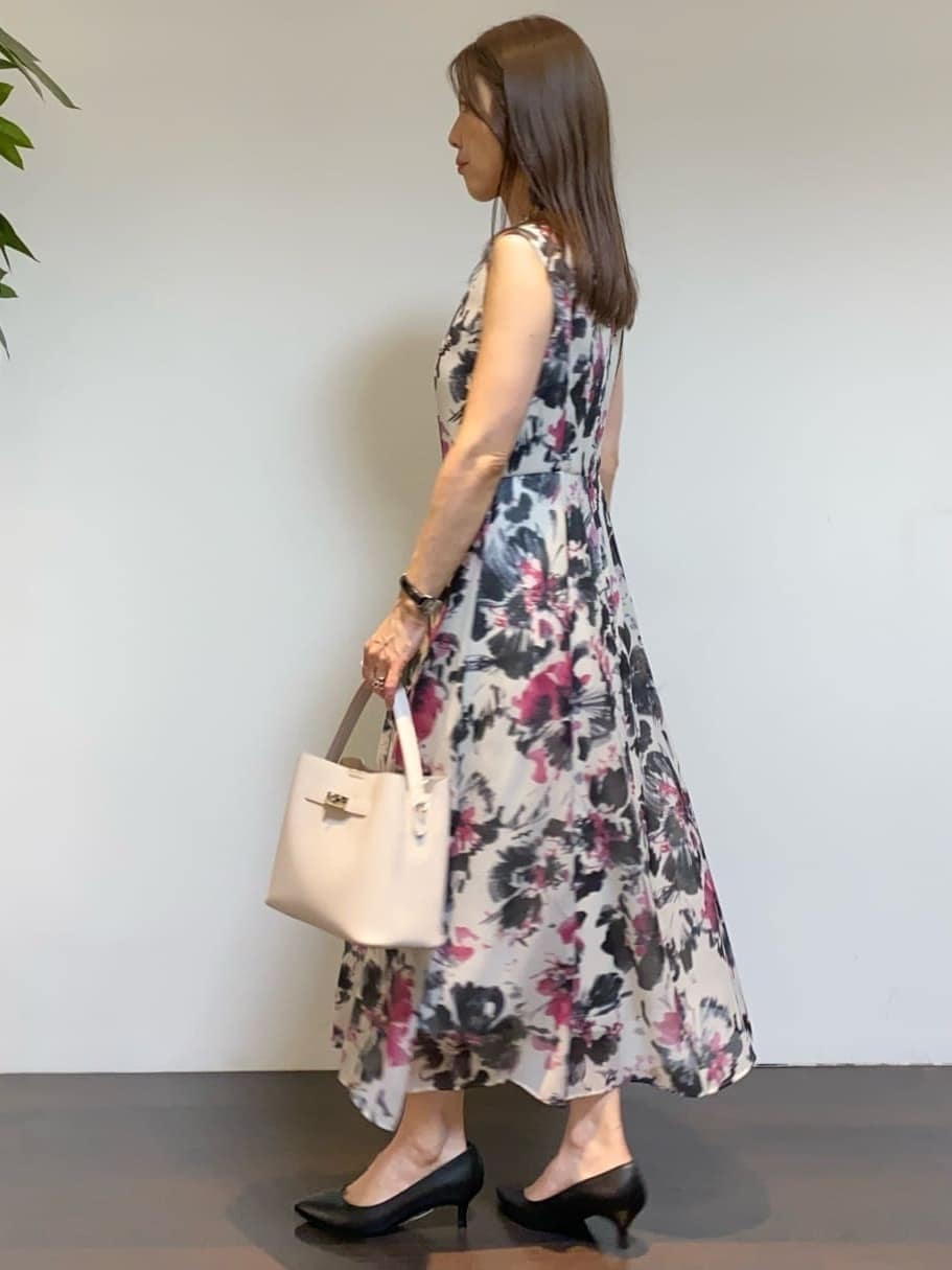 tomoさんの「UNTITLED｜【シアー/エレガント/花柄/夏ワンピ】ペイントフラワーワンピース」を使ったコーディネート