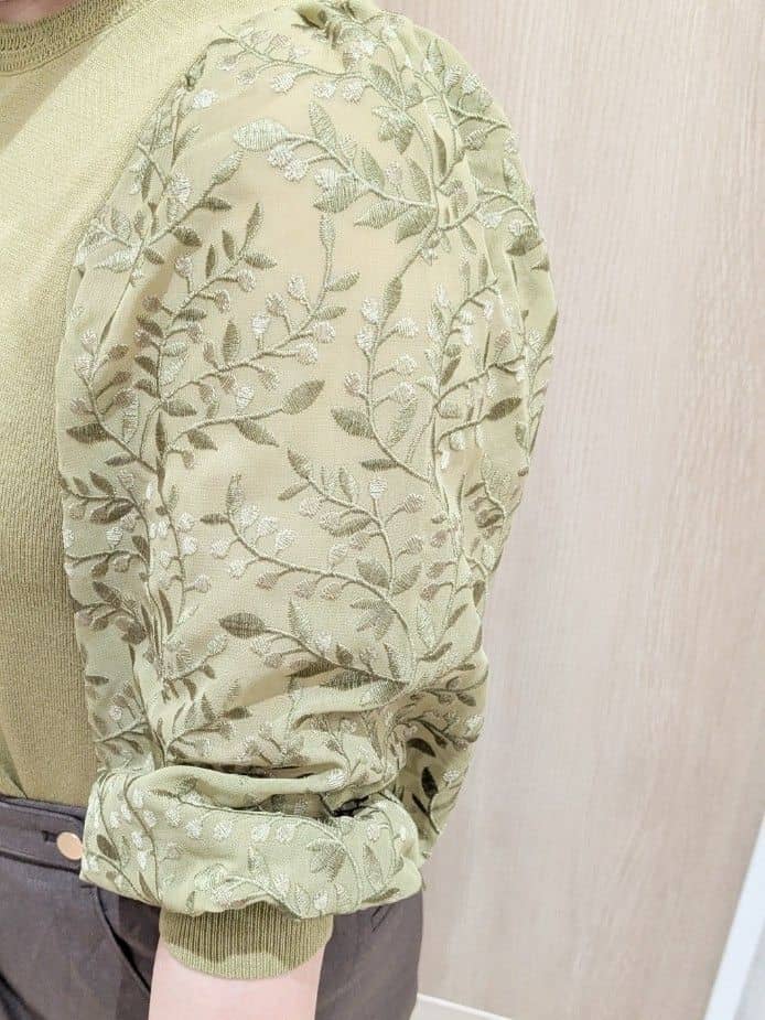 minさんの「grove｜【二の腕カバー】繊細さと上品さをまとう袖刺繍プルオーバーニット」を使ったコーディネート
