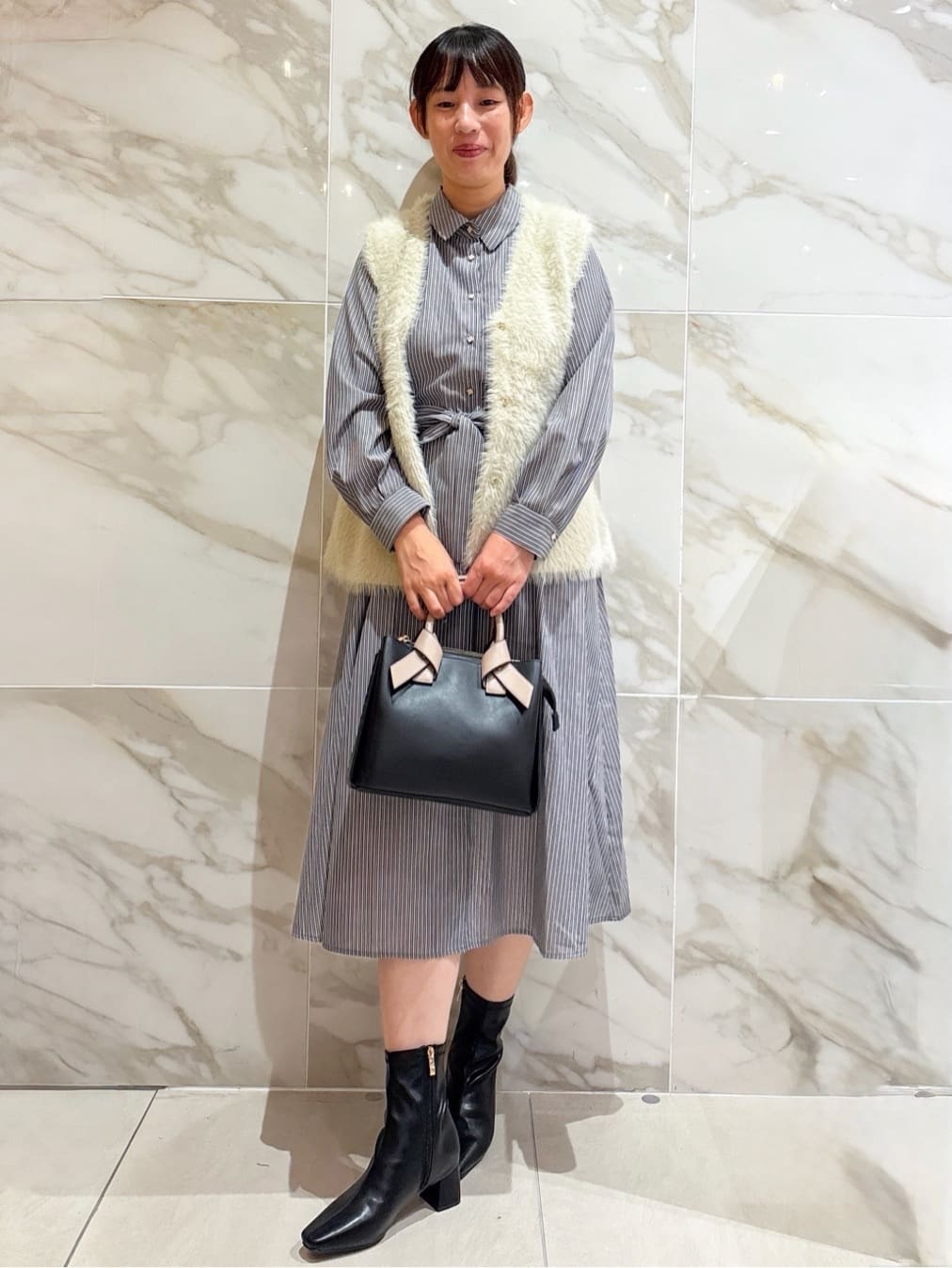 マキさんの「index｜《andGIRL掲載》フェザーペプラムジレ【洗濯機OK／抗ピル】」を使ったコーディネート