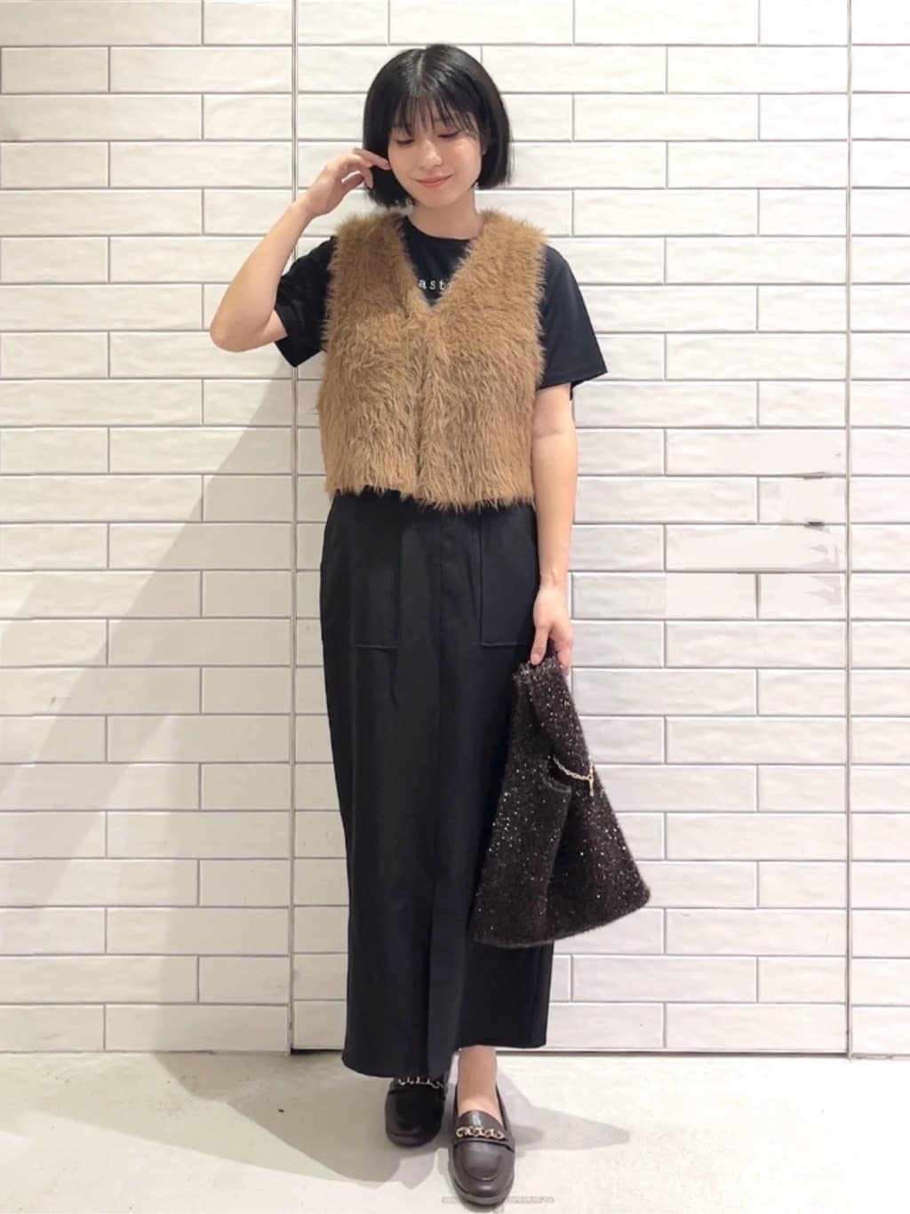 しおりさんの「OPAQUE.CLIP｜メタリック刺繍ロゴTシャツ【接触冷感／洗濯機洗い可】」を使ったコーディネート