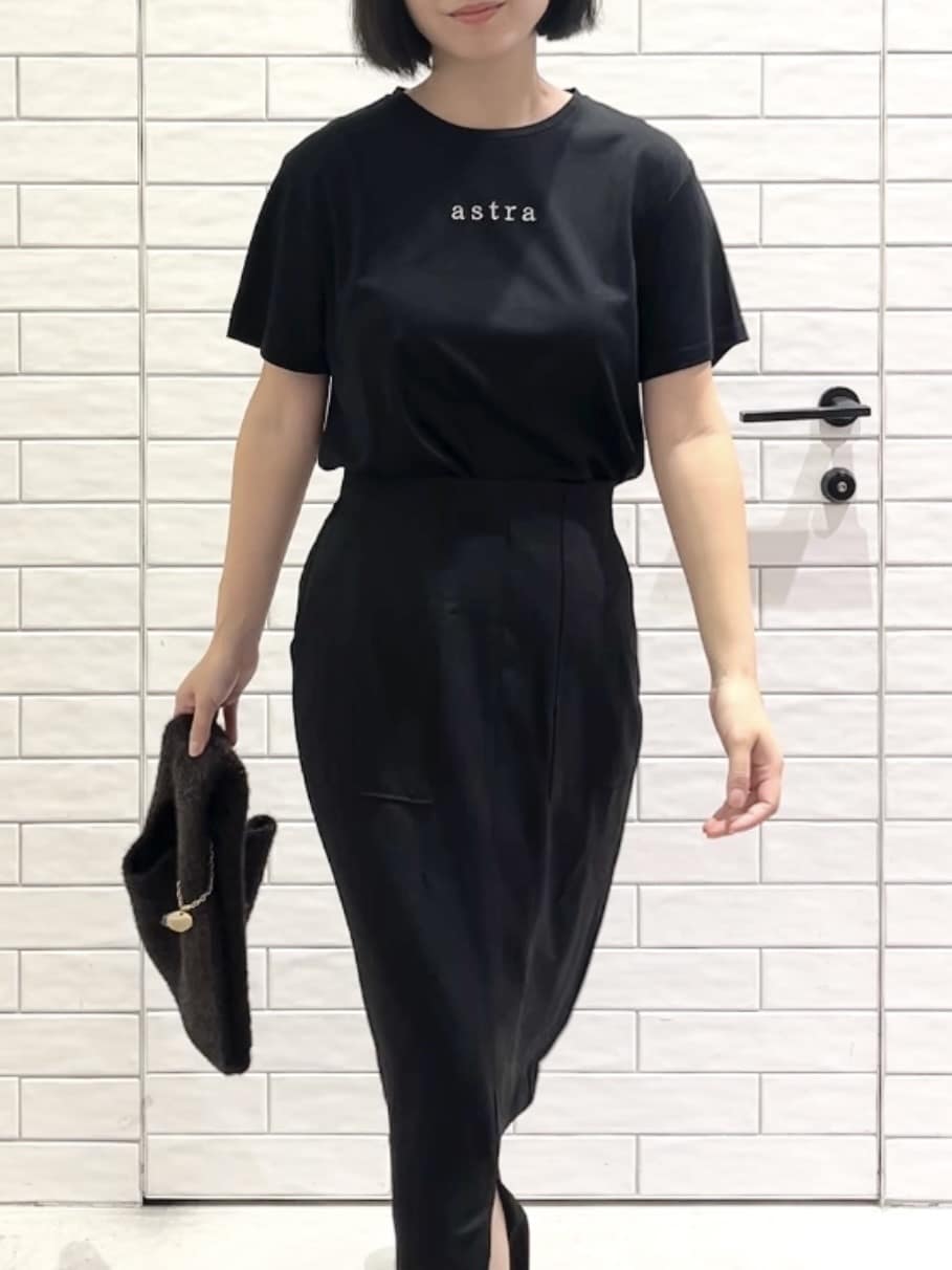 しおりさんの「OPAQUE.CLIP｜メタリック刺繍ロゴTシャツ【接触冷感／洗濯機洗い可】」を使ったコーディネート