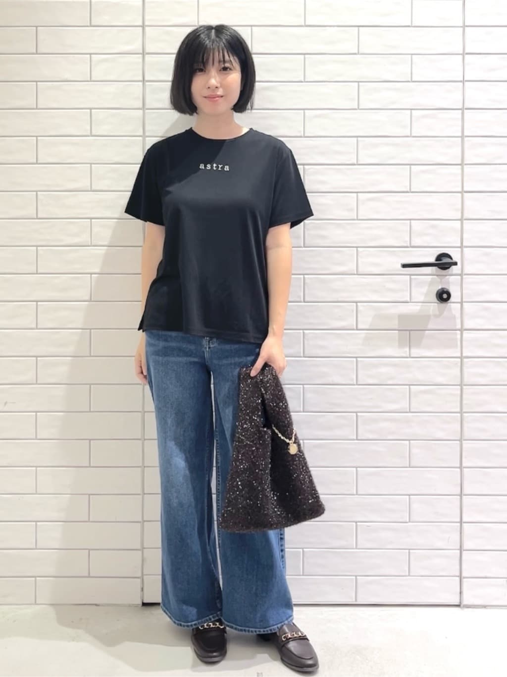 しおりさんの「OPAQUE.CLIP｜メタリック刺繍ロゴTシャツ【接触冷感／洗濯機洗い可】」を使ったコーディネート