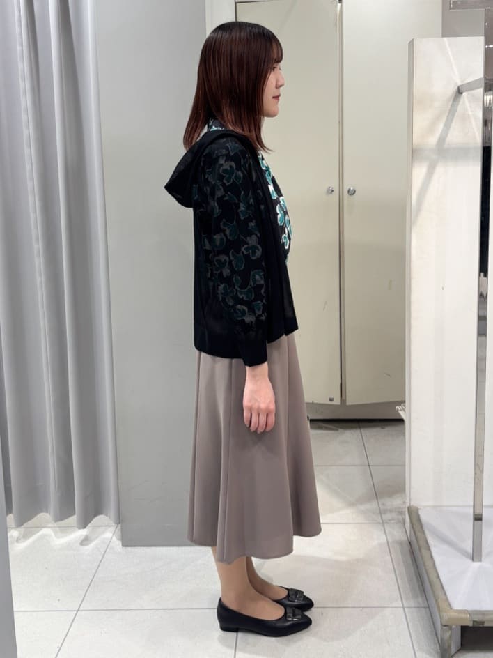 yuiさんの「Reflect｜【ジャケットのインナーにおすすめ◎】花柄タックデザインブブラウス」を使ったコーディネート