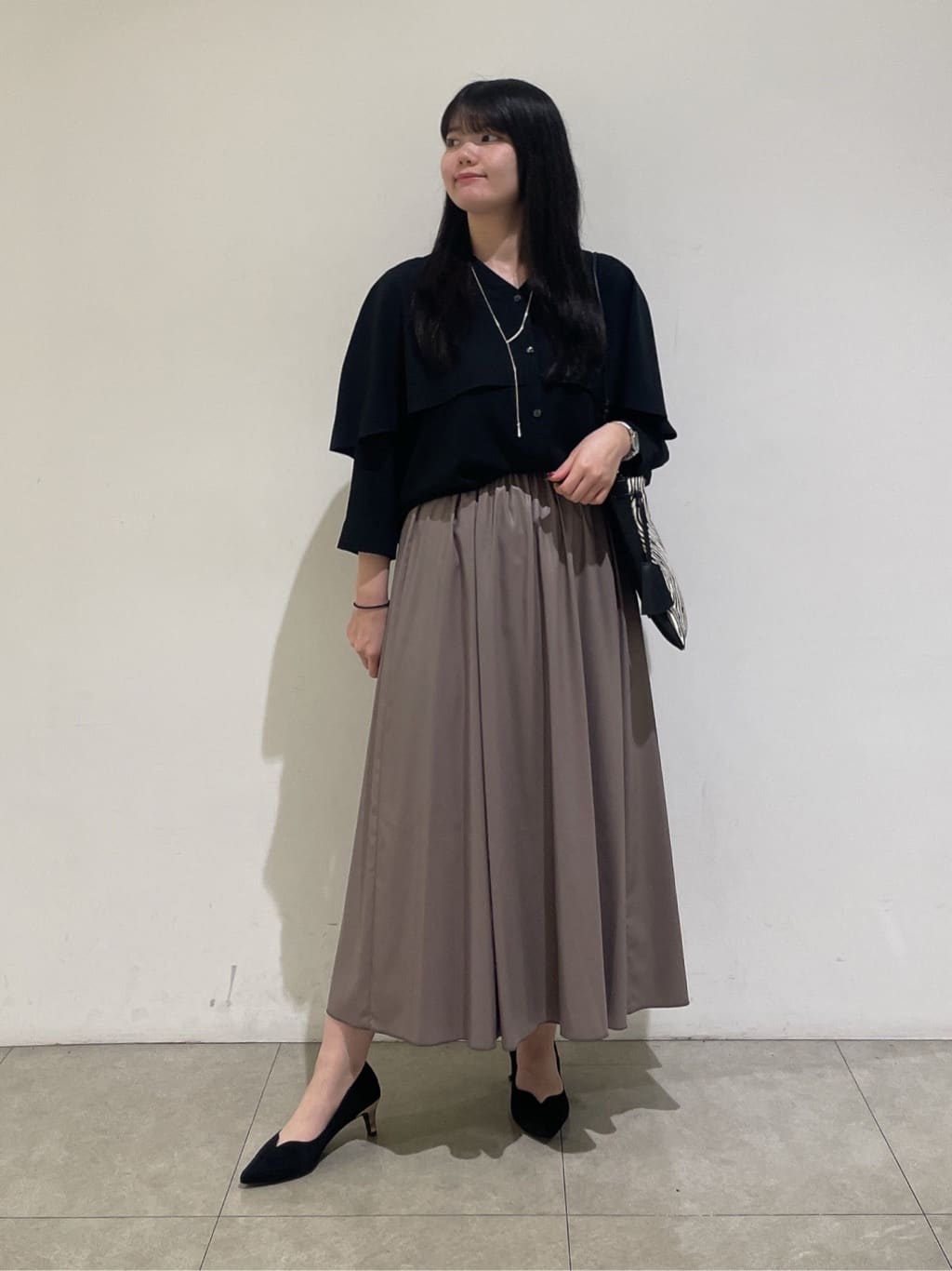 emikaさんの「INDIVI｜【羽織りとしても活躍！】ケープカラーブラウス」を使ったコーディネート