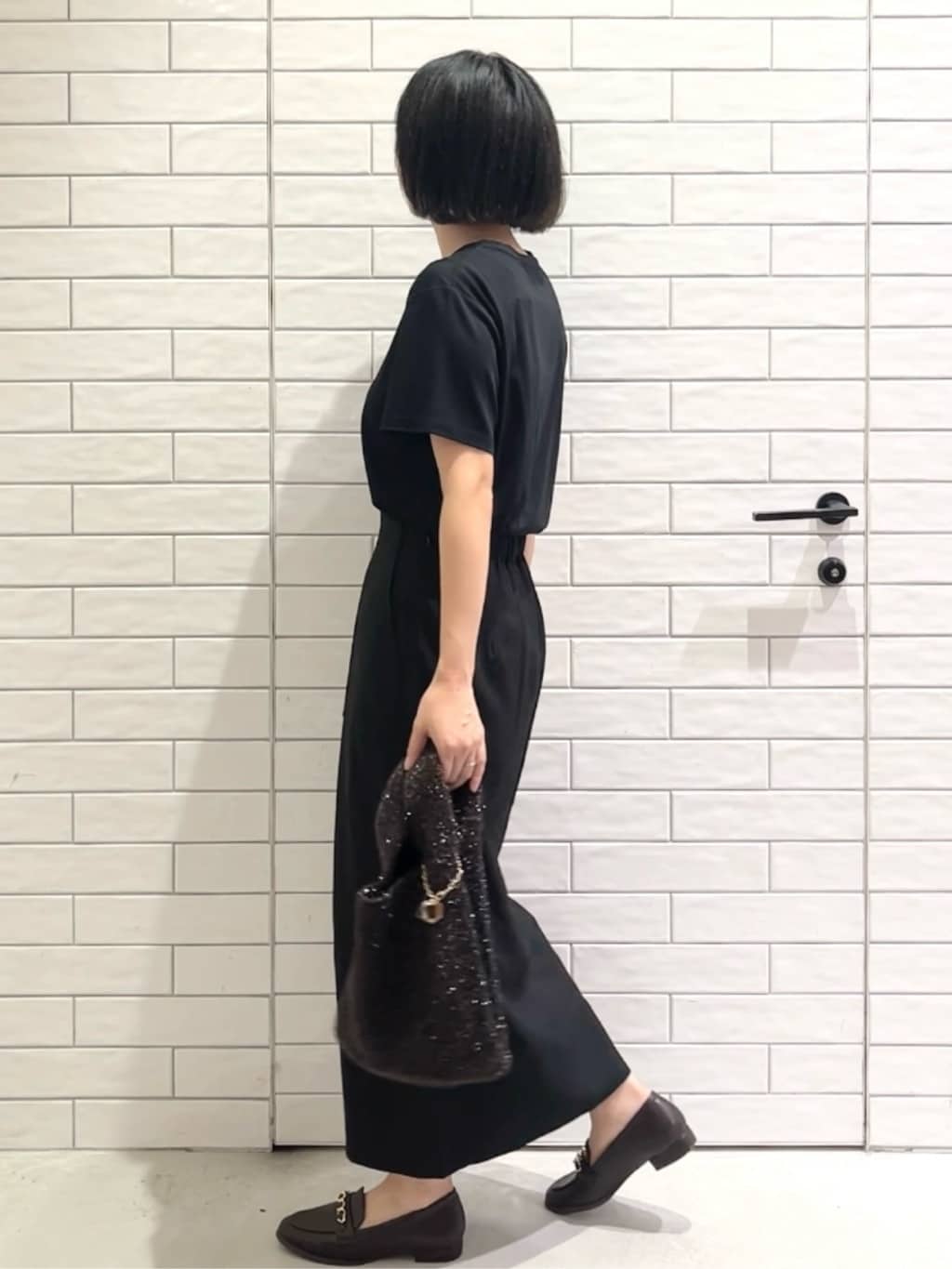 しおりさんの「OPAQUE.CLIP｜メタリック刺繍ロゴTシャツ【接触冷感／洗濯機洗い可】」を使ったコーディネート