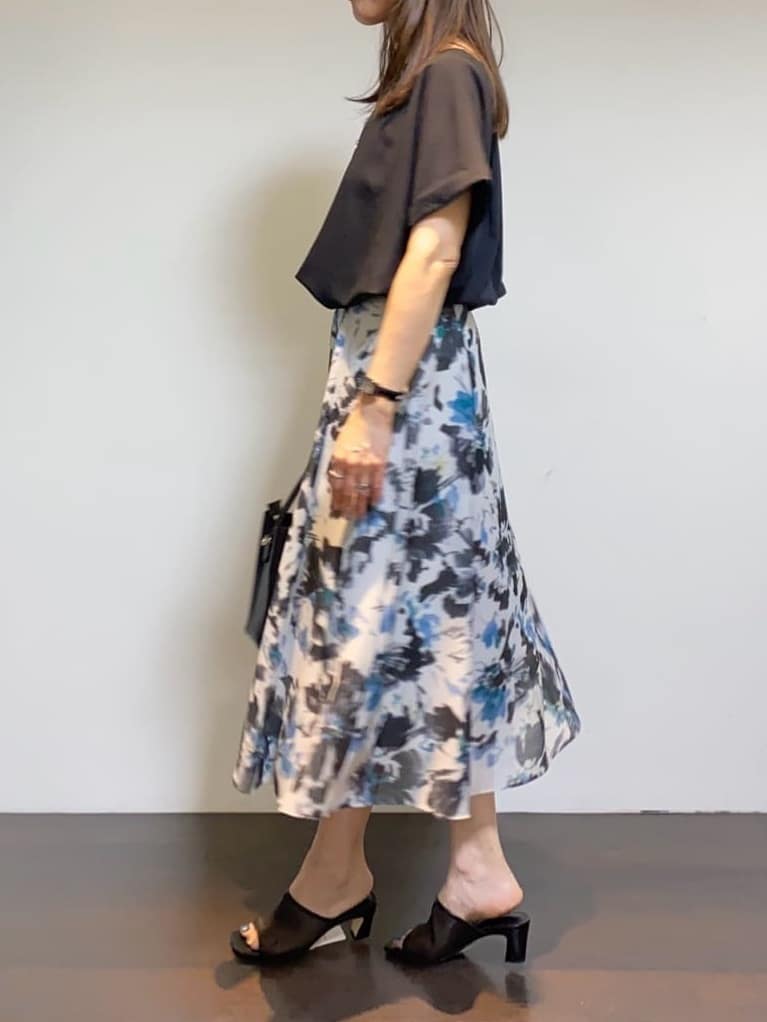 tomoさんの「UNTITLED｜【シアー/後ろウエストゴム】ペイントフラワースカート」を使ったコーディネート