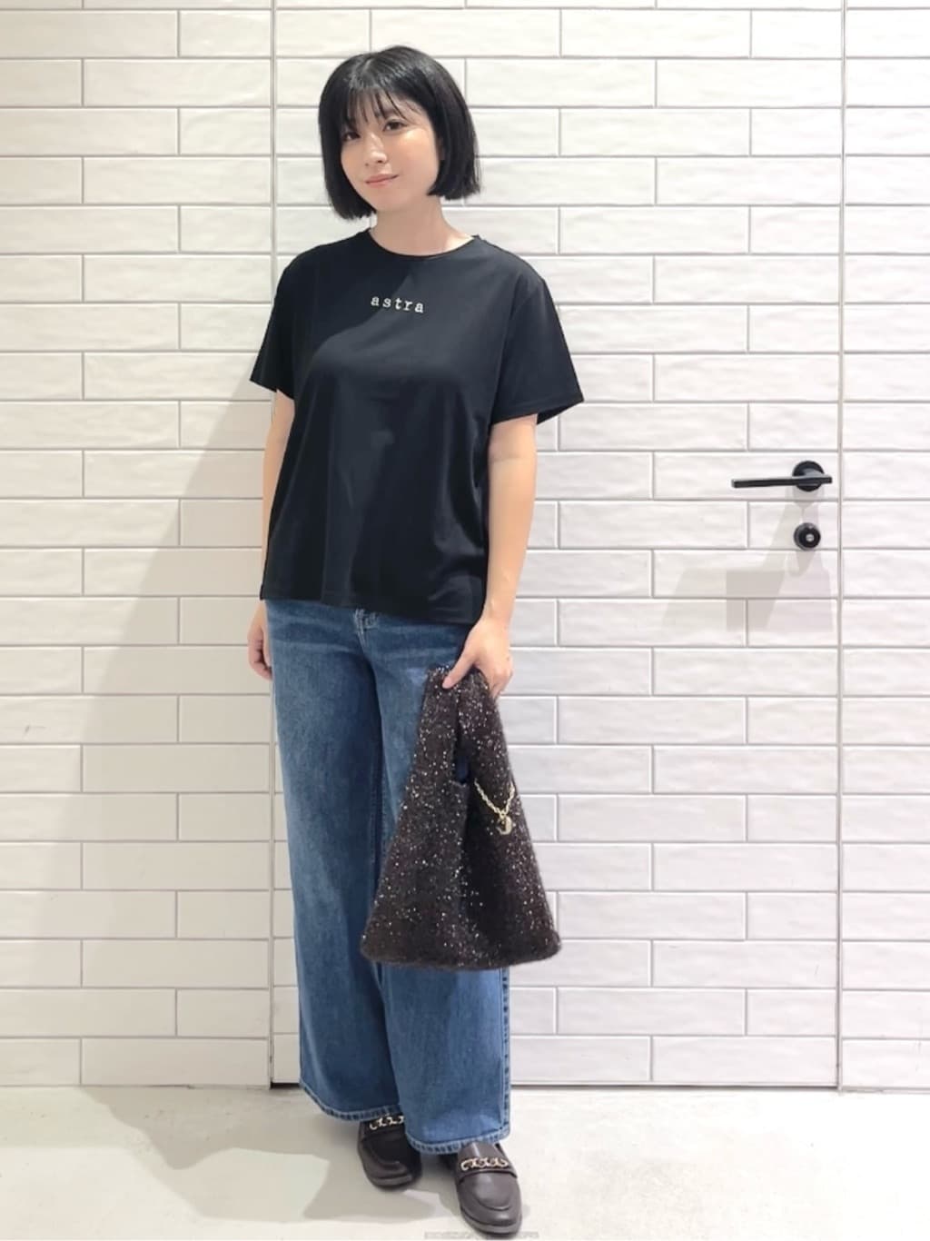しおりさんの「OPAQUE.CLIP｜メタリック刺繍ロゴTシャツ【接触冷感／洗濯機洗い可】」を使ったコーディネート