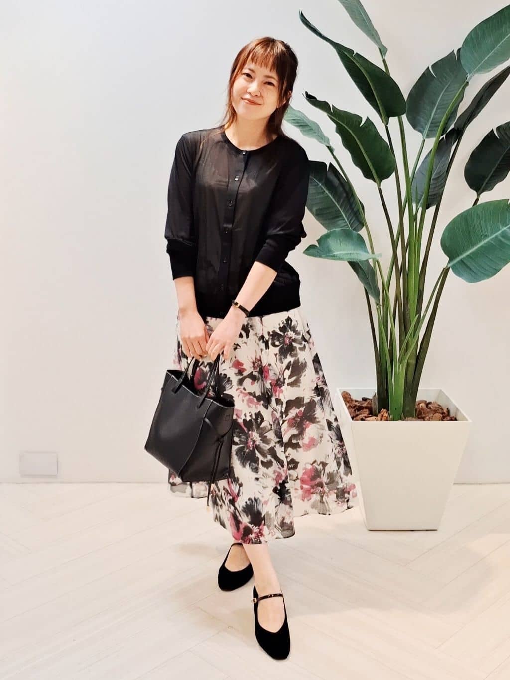 YuKaRiさんの「UNTITLED｜【シアー/後ろウエストゴム】ペイントフラワースカート」を使ったコーディネート