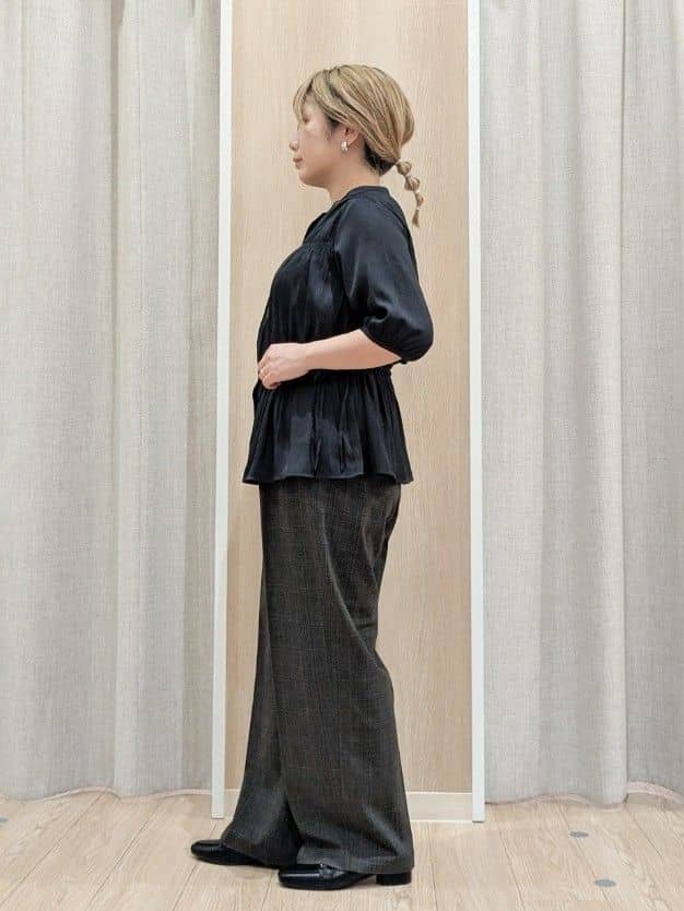 minさんの「grove｜【二の腕/体型カバー】メリハリシルエットが叶うシャーリングブラウス」を使ったコーディネート