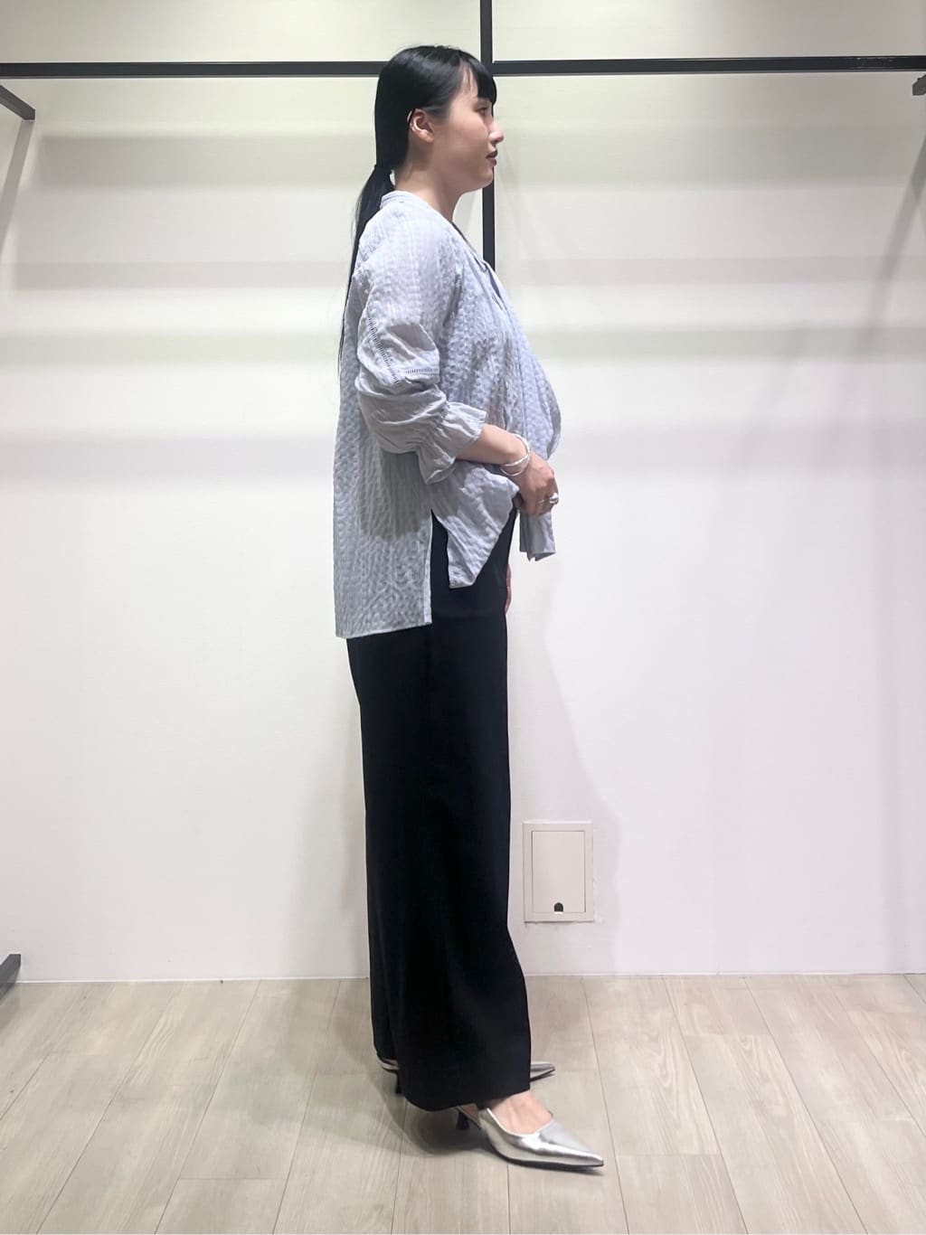 hasuさんの「INDIVI｜【洗える／シャーリング素材】ボリューム袖エアリーブラウス」を使ったコーディネート