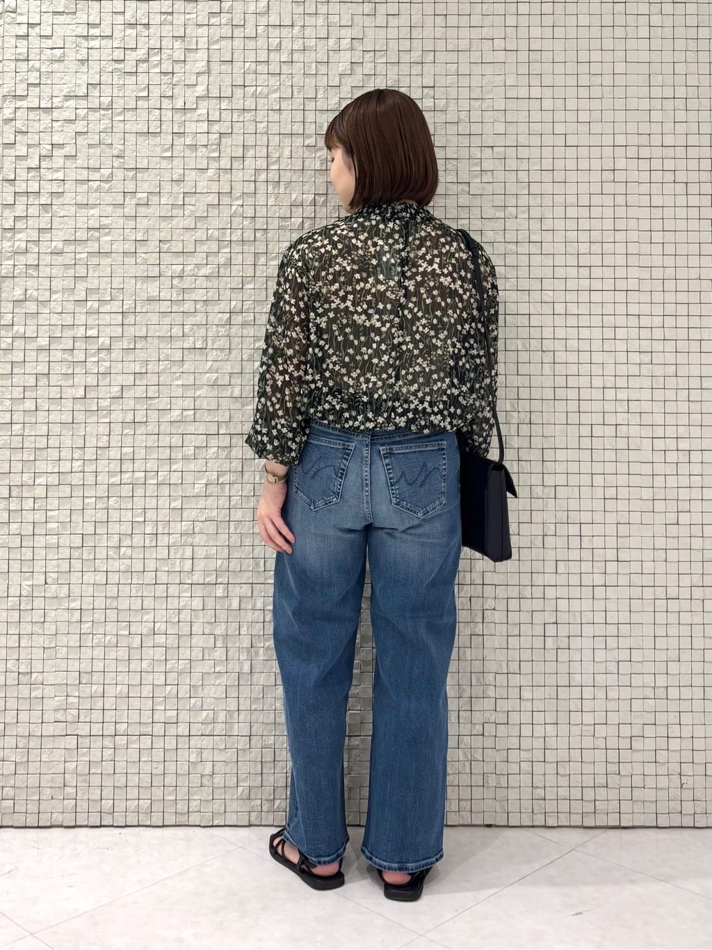 sakuさんの「INDIVI｜【褒められデニム】ワイドストレート デニムパンツ」を使ったコーディネート