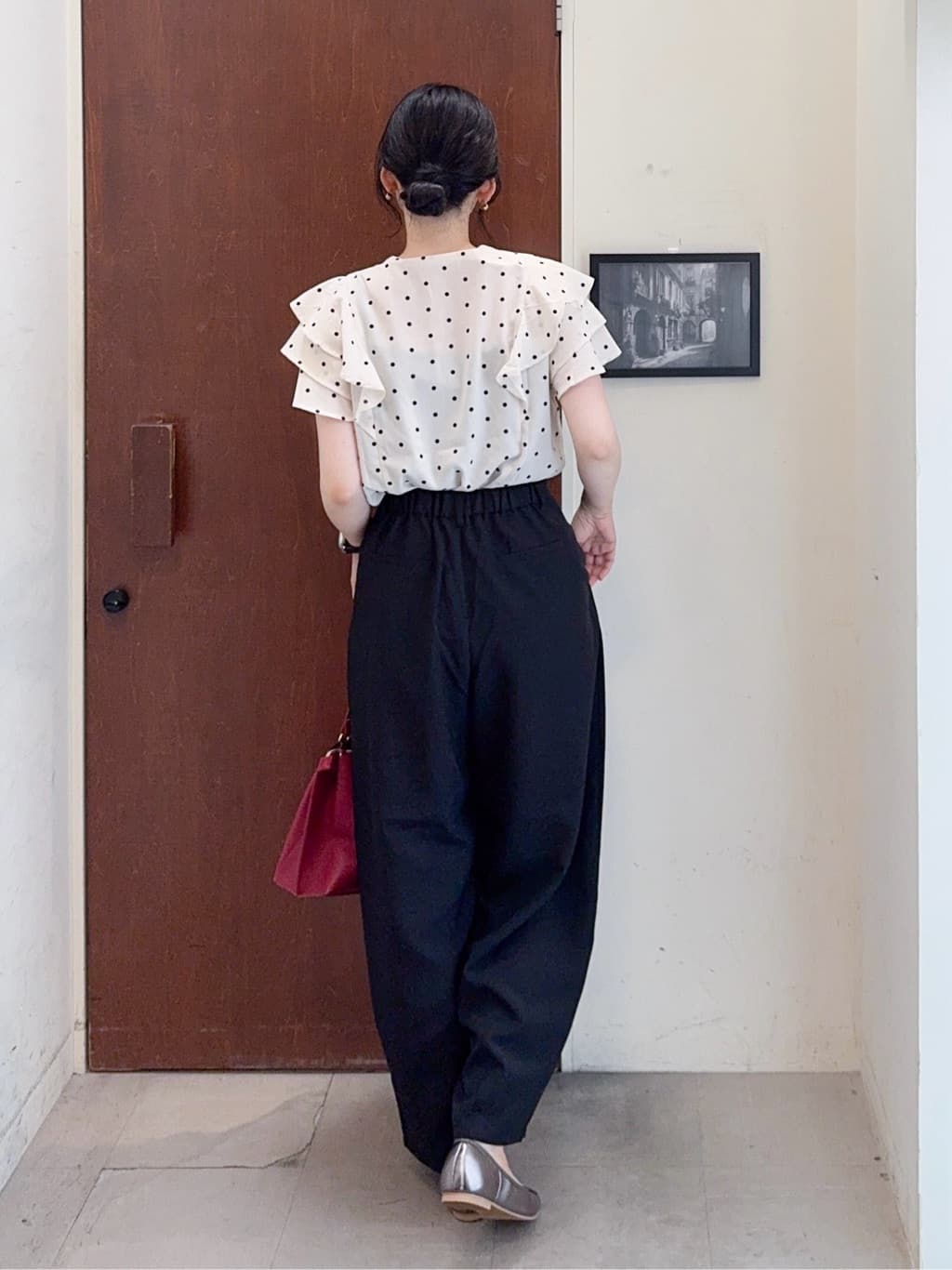 𝐇𝐢𝐫𝐨𝐦𝐢さんの「SHOO･LA･RUE｜【無地/ドット柄】お袖フリルが華やぐ きれいめブラウス」を使ったコーディネート