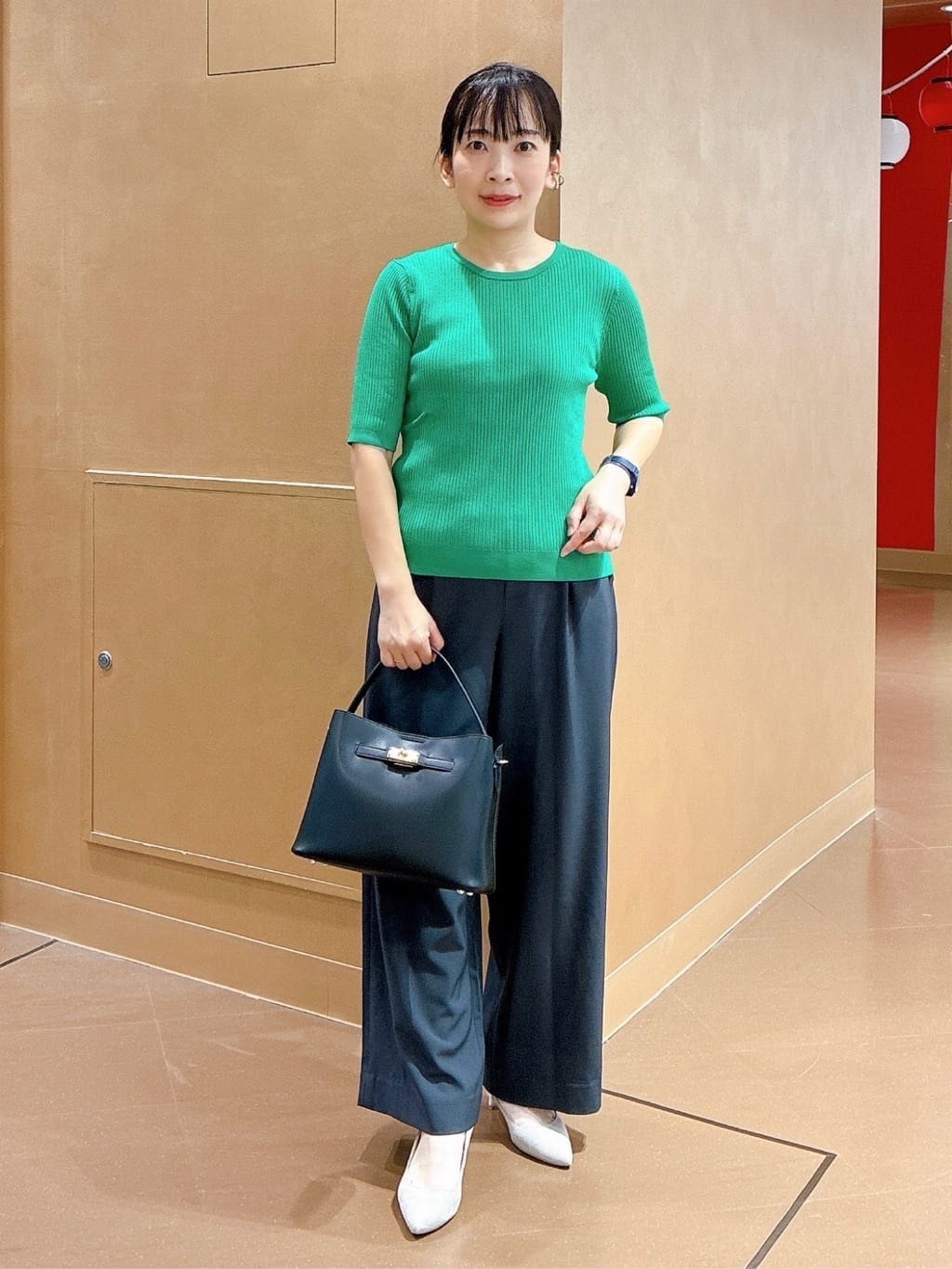 hattoriさんの「INDIVI｜【インナーで活躍／アンサンブル】クルーネック半袖ニット」を使ったコーディネート
