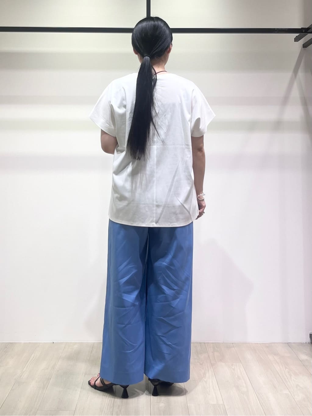 hasuさんの「INDIVI｜【洗える／汗ジミ防止】バイカラー＆アシメヘム Tシャツ」を使ったコーディネート