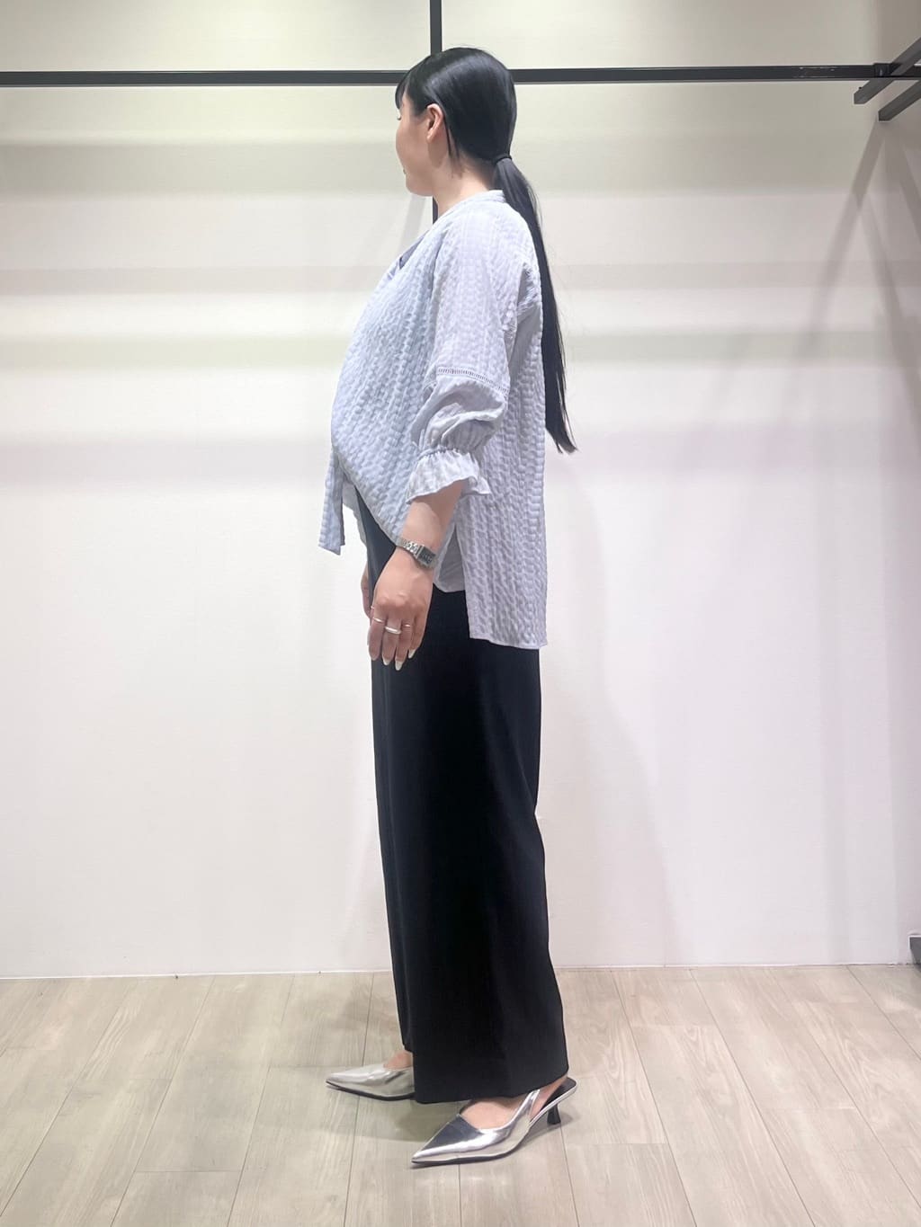 hasuさんの「INDIVI｜【洗える／シャーリング素材】ボリューム袖エアリーブラウス」を使ったコーディネート