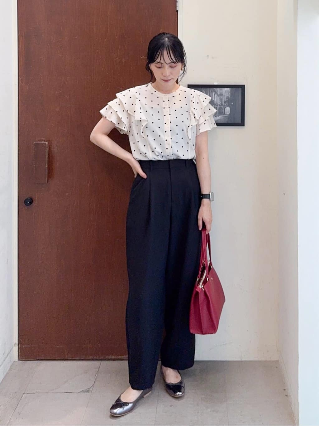 𝐇𝐢𝐫𝐨𝐦𝐢さんの「SHOO･LA･RUE｜【無地/ドット柄】お袖フリルが華やぐ きれいめブラウス」を使ったコーディネート