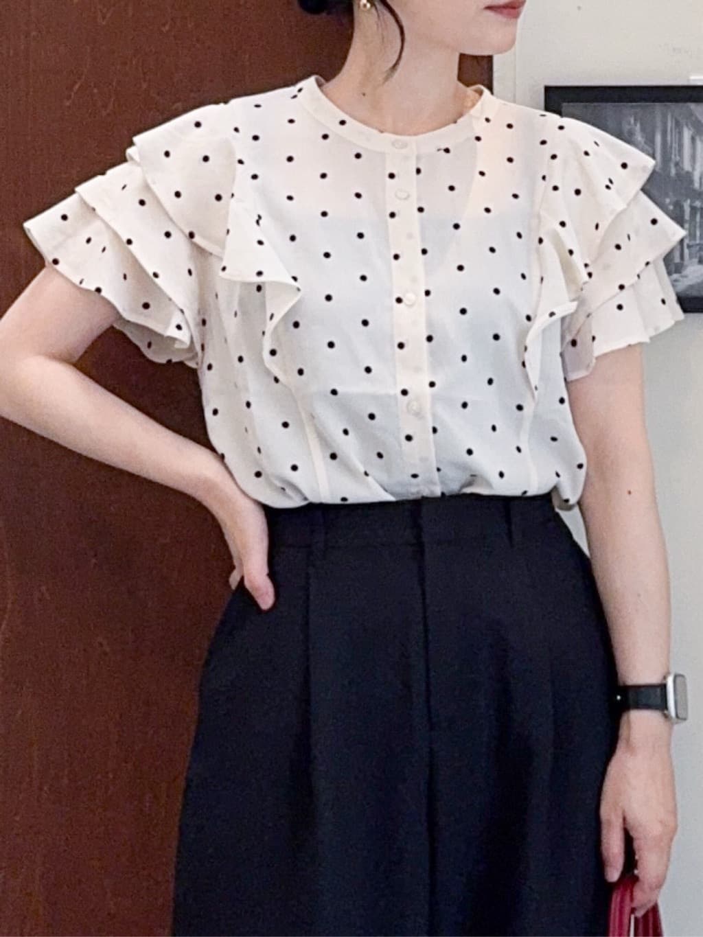 𝐇𝐢𝐫𝐨𝐦𝐢さんの「SHOO･LA･RUE｜【無地/ドット柄】お袖フリルが華やぐ きれいめブラウス」を使ったコーディネート