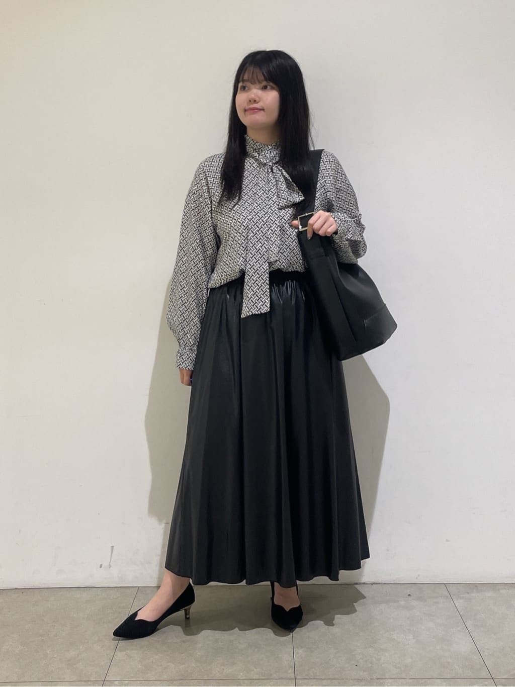 emikaさんの「INDIVI｜ジオメプリントボウタイブラウス」を使ったコーディネート