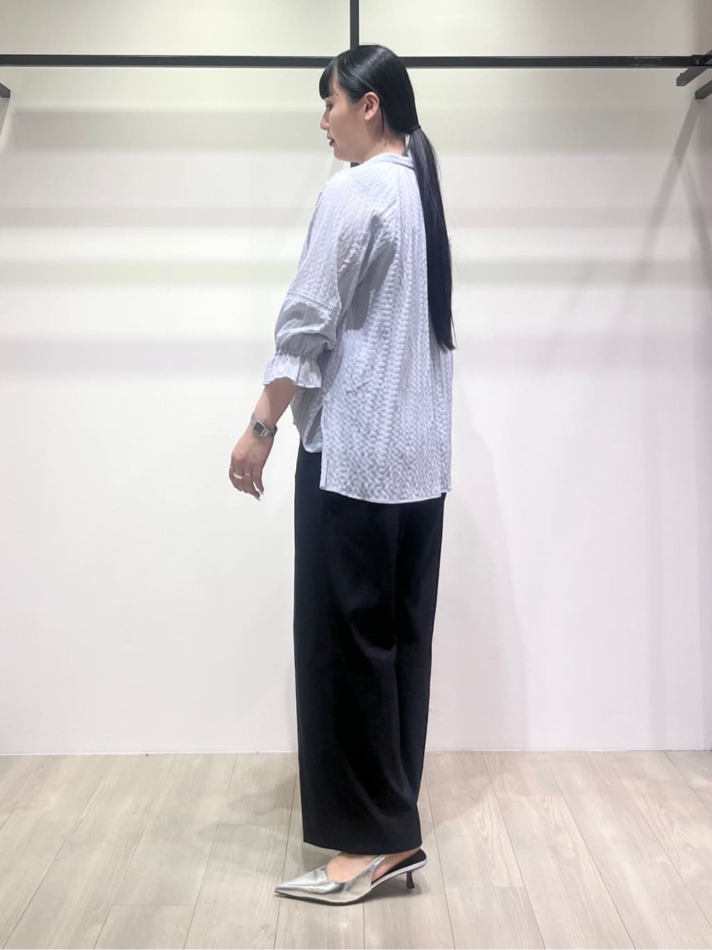 hasuさんの「INDIVI｜【洗える／シャーリング素材】ボリューム袖エアリーブラウス」を使ったコーディネート