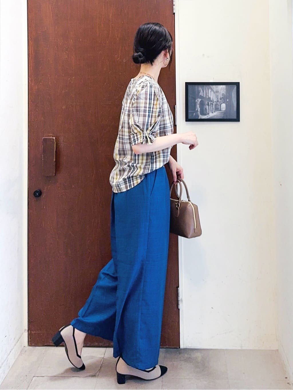 𝐇𝐢𝐫𝐨𝐦𝐢さんの「SHOO･LA･RUE｜【S-LL/5分袖】お袖タックできれいに魅せる 大人のチェックブラウス」を使ったコーディネート
