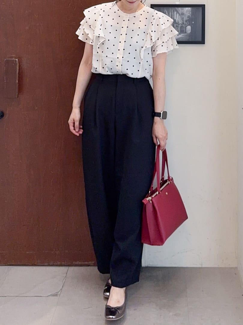 𝐇𝐢𝐫𝐨𝐦𝐢さんの「SHOO･LA･RUE｜【無地/ドット柄】お袖フリルが華やぐ きれいめブラウス」を使ったコーディネート