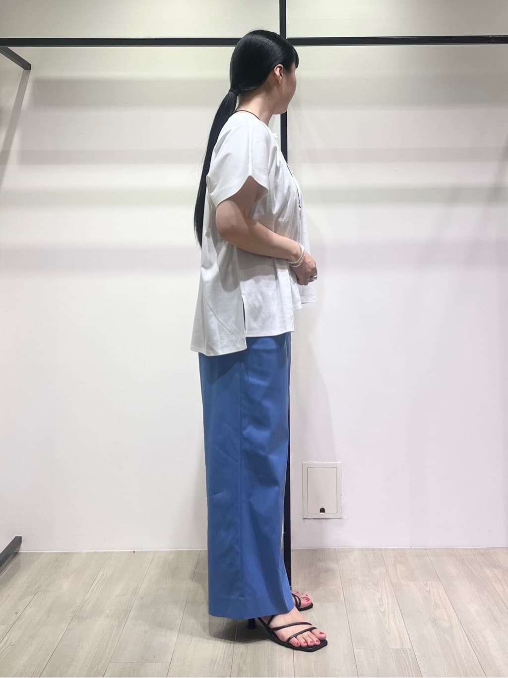 hasuさんの「INDIVI｜【洗える／汗ジミ防止】バイカラー＆アシメヘム Tシャツ」を使ったコーディネート