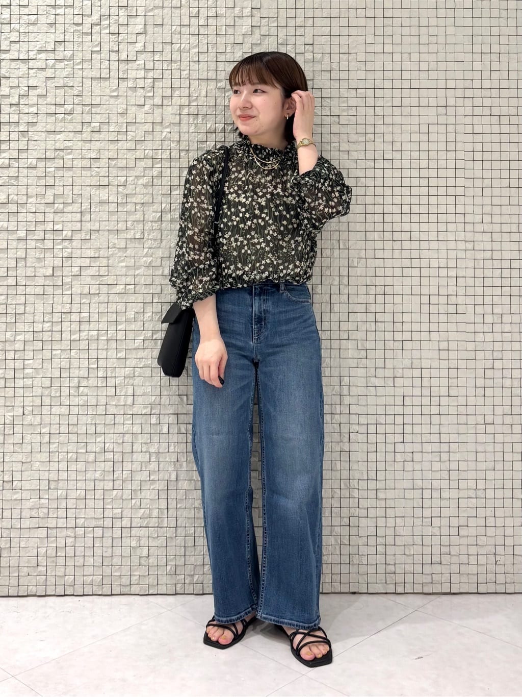 sakuさんの「INDIVI｜【褒められデニム】ワイドストレート デニムパンツ」を使ったコーディネート