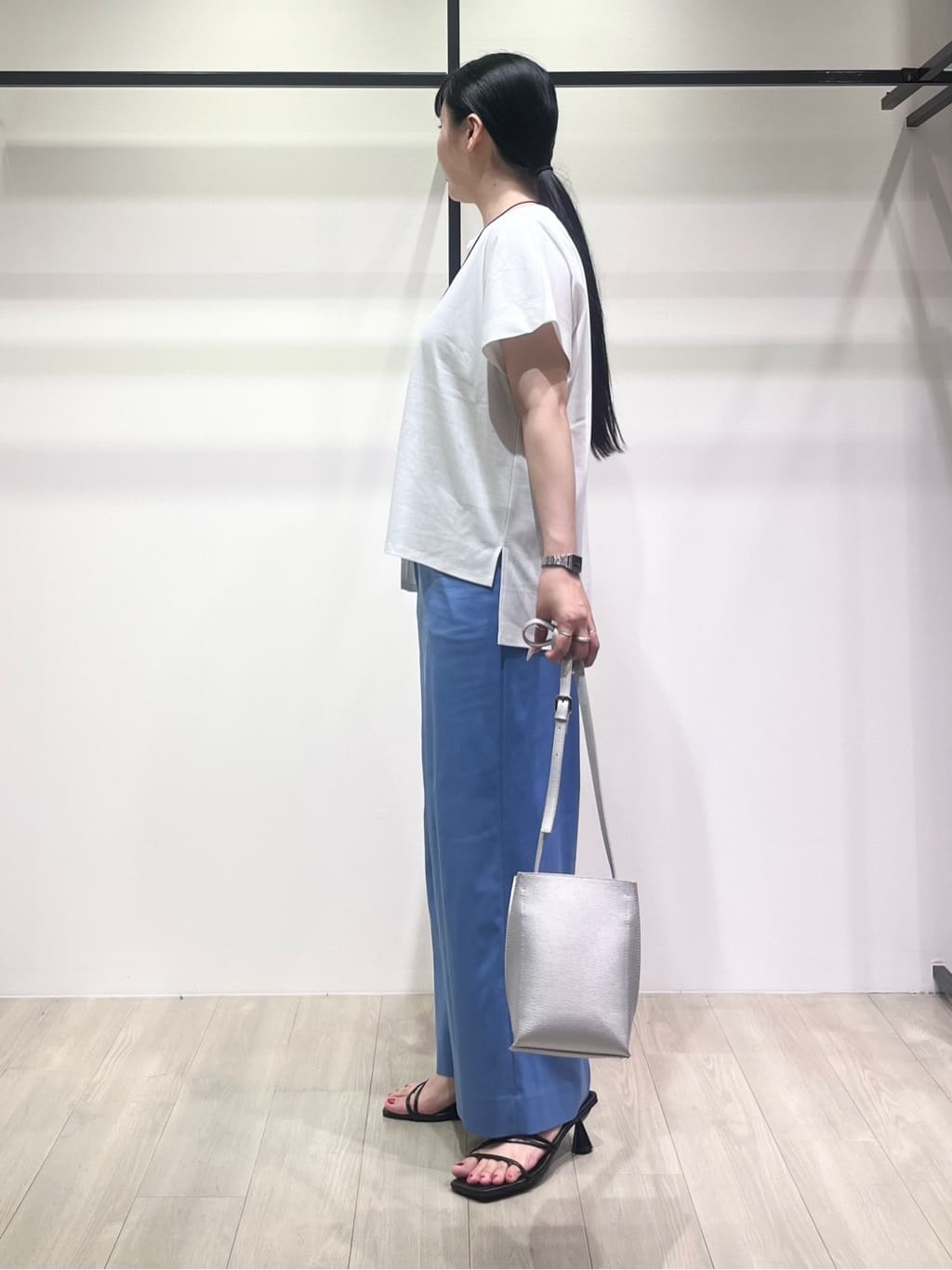 hasuさんの「INDIVI｜【洗える／汗ジミ防止】バイカラー＆アシメヘム Tシャツ」を使ったコーディネート