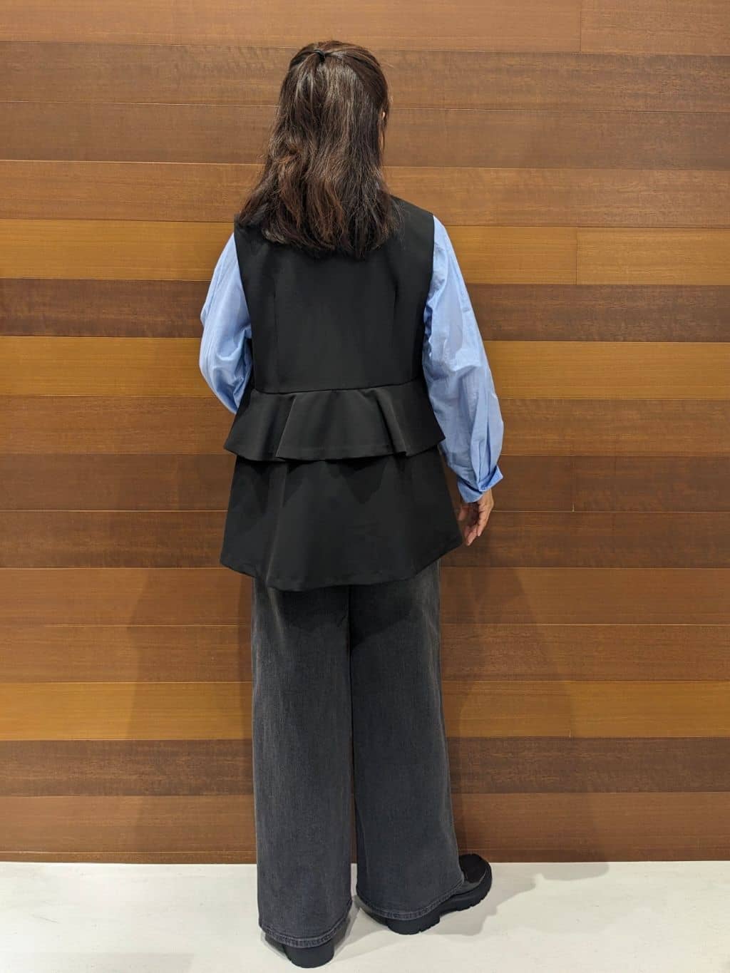 momoさんの「OPAQUE.CLIP｜フリルペプラムジレ／セットアップ対応可【洗濯機洗い可】」を使ったコーディネート