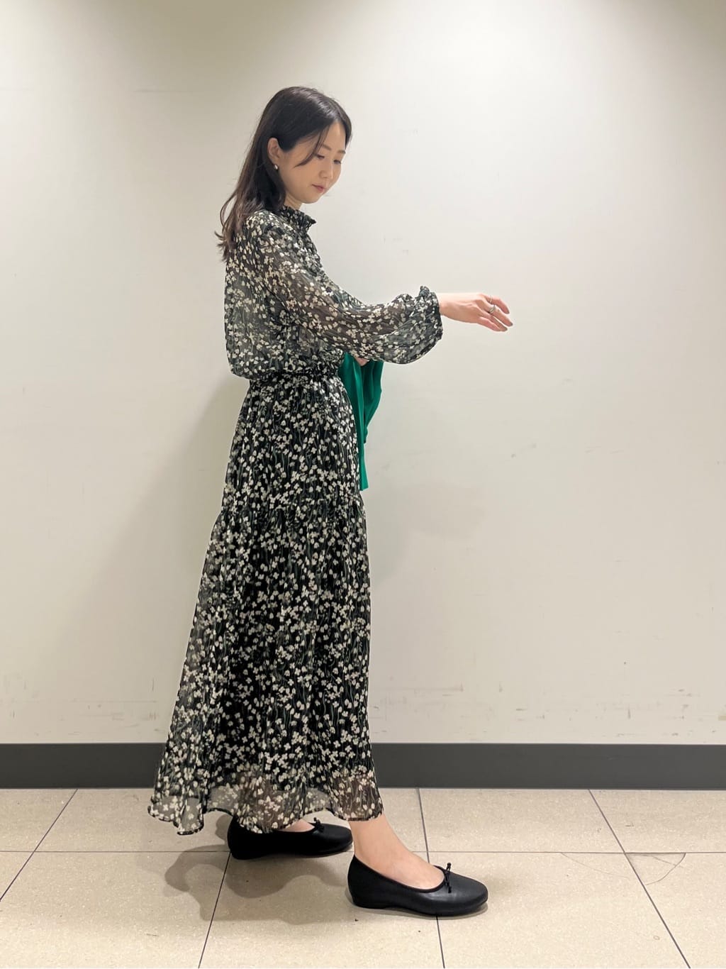 shokoさんの「INDIVI｜【秋映え柄/セットアップ可能】フラワーシフォンブラウス」を使ったコーディネート