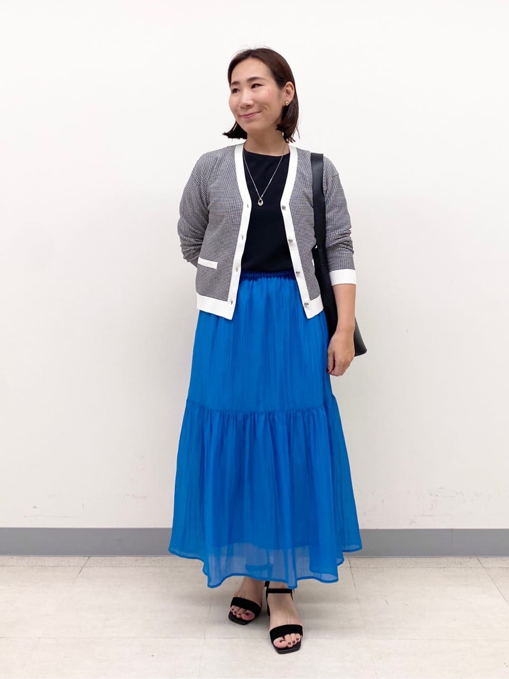 YUKARIさんの「INDIVI｜【通年活躍！／アンサンブル可能】クルーネックカーディガン」を使ったコーディネート