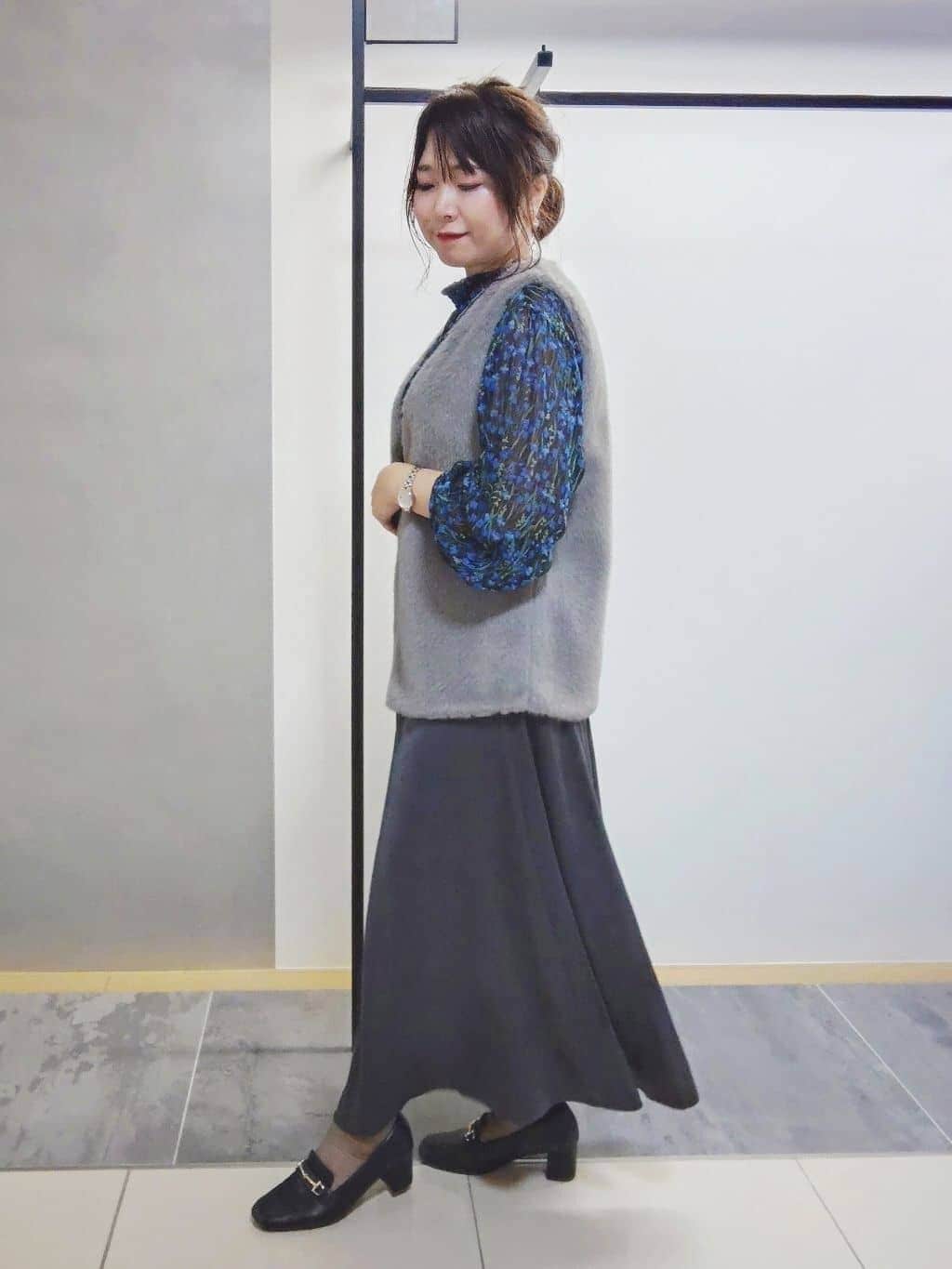 TOMOMIさんの「INDIVI｜【UVケア／セットアップ可能】スエード調サテンスカート」を使ったコーディネート
